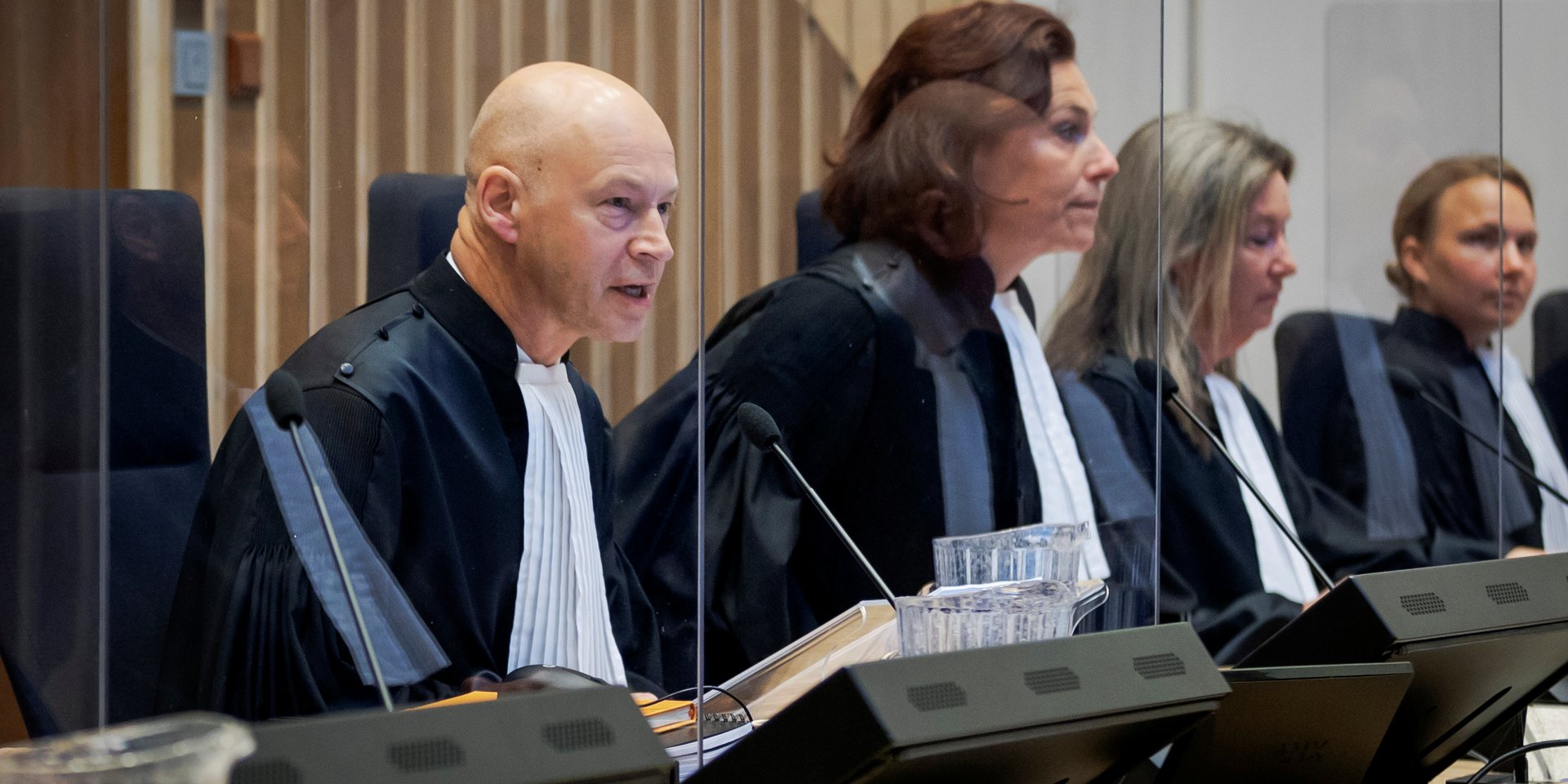 Суддя Хендрік Стейнхаюс в&nbsp;залі судового комплексу Схіпхол перед початком розгляду справи щодо МН17 (Фото: Robin van Lonkhuijsen / Pool via REUTERS)