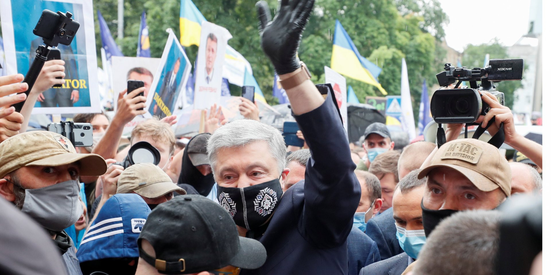 Перед тим, як&nbsp;зайти до&nbsp;суду, Порошенко виступив перед своїми прихильниками (Фото: REUTERS / Gleb Garanich)