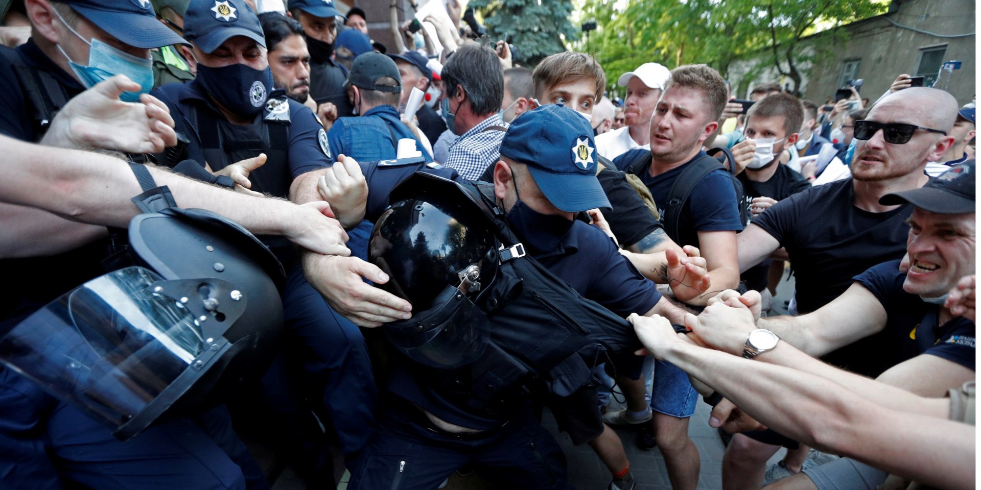 Бійка біля будівлі Шевченківського суду в Києві, 12 червня (Фото: REUTERS/Valentyn Ogirenko)