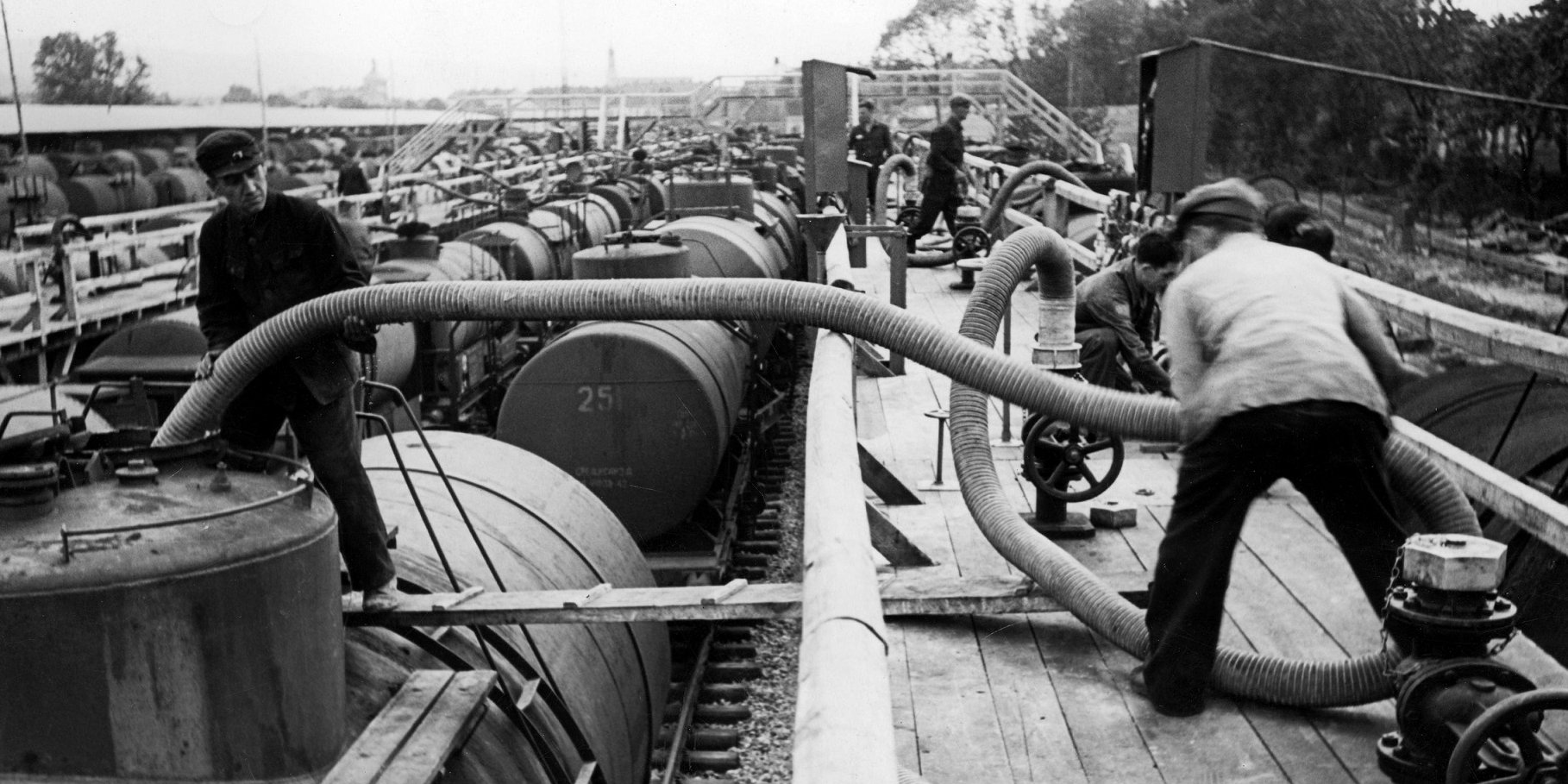Радянські робітники в Перемишлі влітку 1940 року перекачують нафту до німецьких цистерн на залізниці (Фото: NAC)