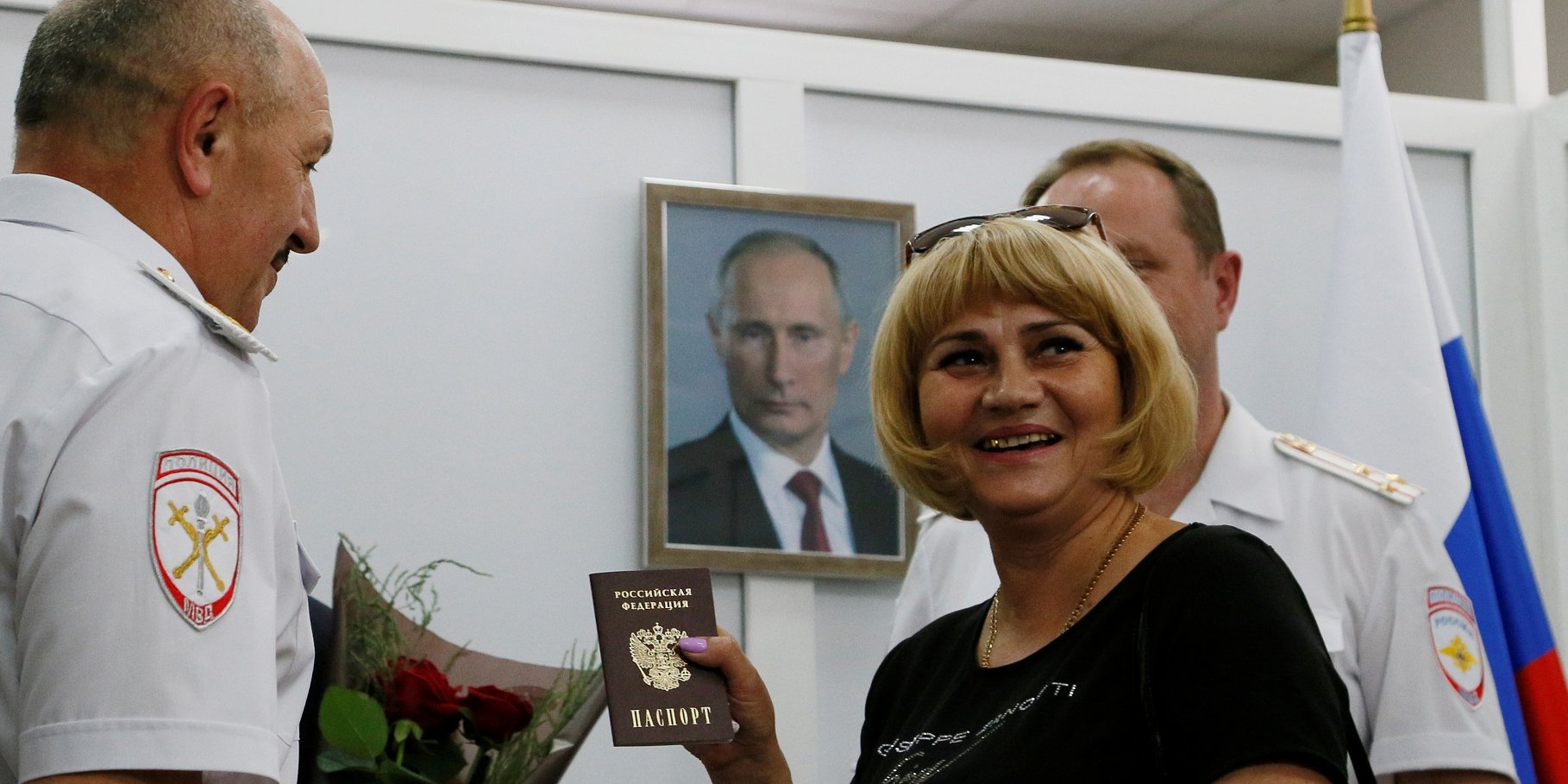 НОВОЯВЛЕННАЯ КРЕМЛЕПОДДАННАЯ: Момент выдачи российского паспорта жительнице «Л/ДНР» в Ростовской области (Фото: REUTERS / Alexander Ermochenko)