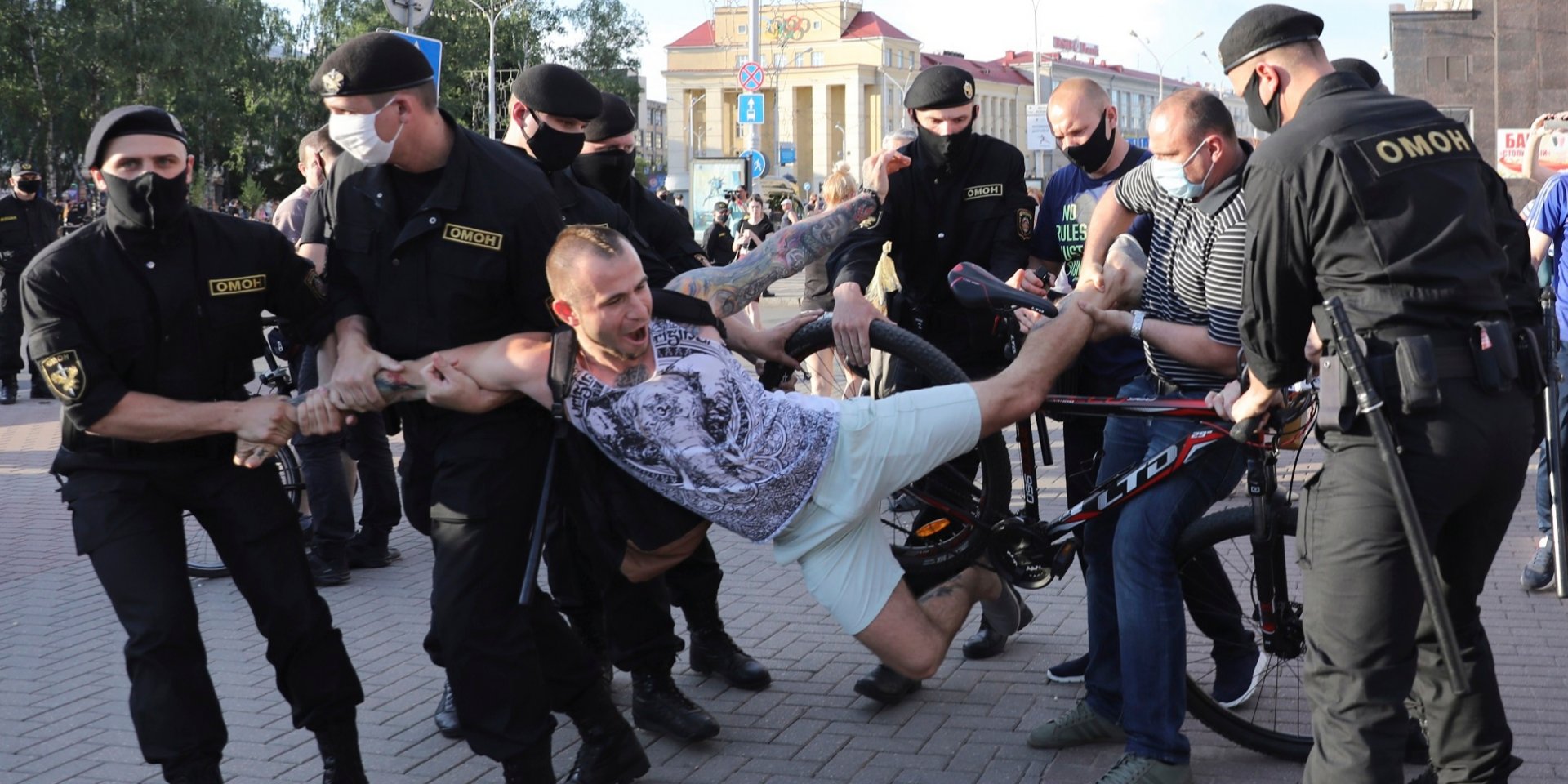 Однажды в Минске: белорусский ОМОН задерживает протестующего в столице страны, 19 июня (Фото: AP Photo)