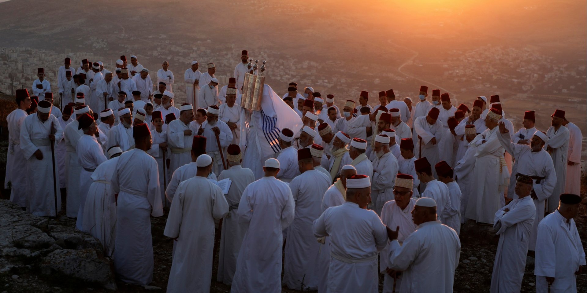 Праздник отмечают в знак дарования Торы на горе Синай (Фото: JAAFAR ASHTIYEH / AFP)