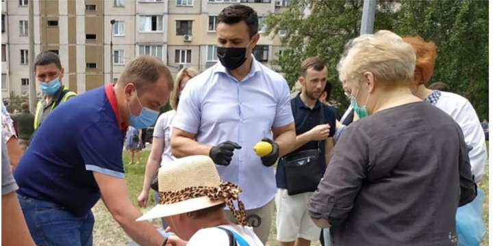 Николай Тищенко, привезший лимоны дому на Позняках, в котором произошел взрыв (Фото: Мар’яна П'єцух via Facebook)