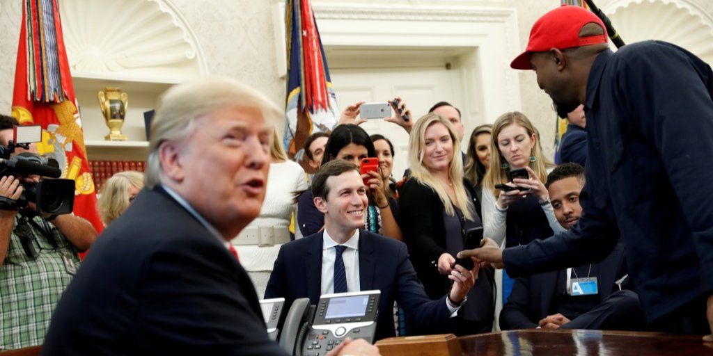 Каньє Вест в червоній кепці на прийомі у Дональда Трампа в Білому домі (Фото: REUTERS / Kevin Lamarque / File Photo)