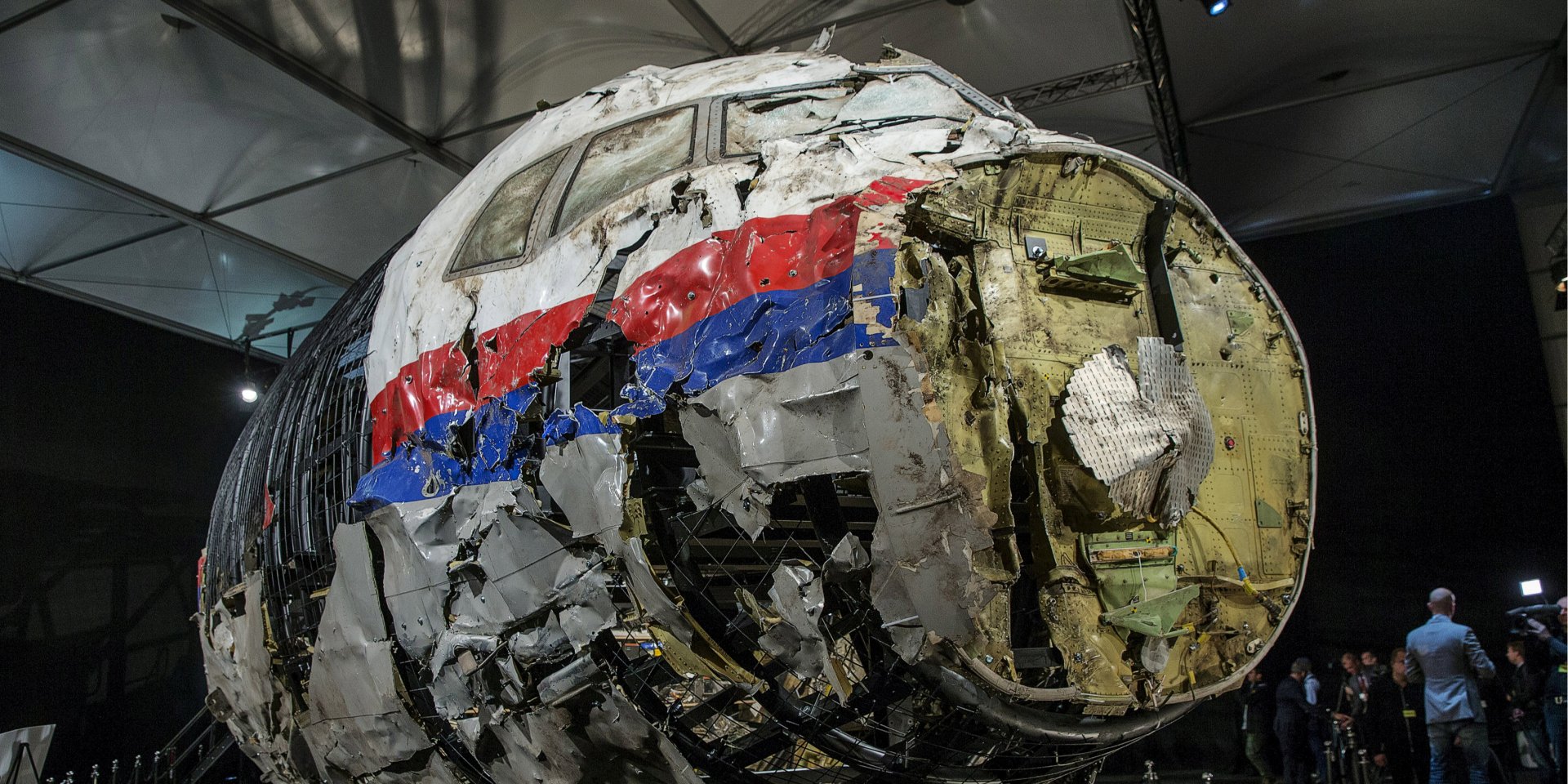 Реконструированная из обломков кабина сбитого из российского Бука Боинга, совершавшего рейс MH17 (Фото: REUTERS / Michael Kooren)