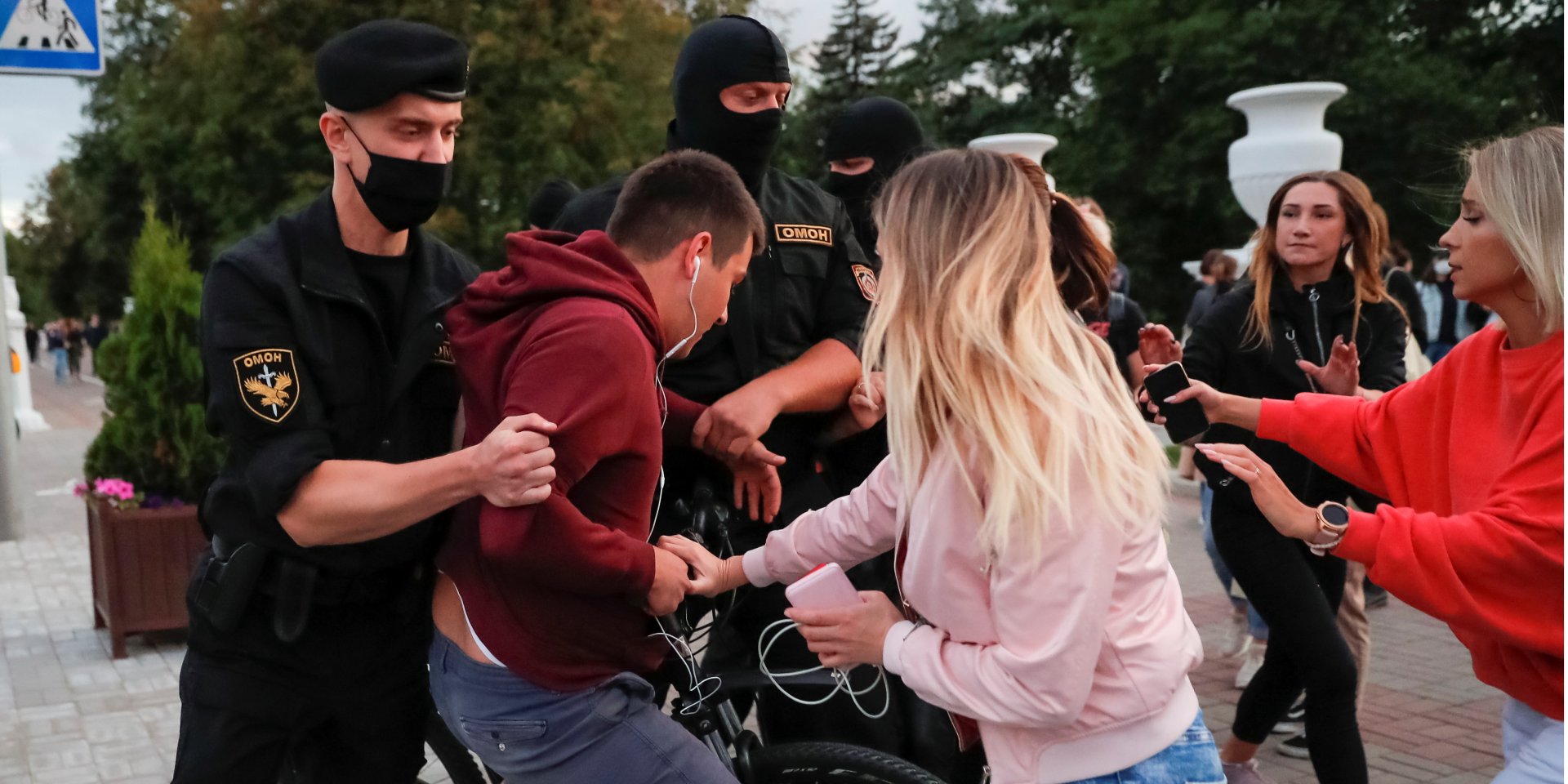 Затримання протестувальника у Мінську 14 липня (Фото: REUTERS / Vasily Fedosenko)