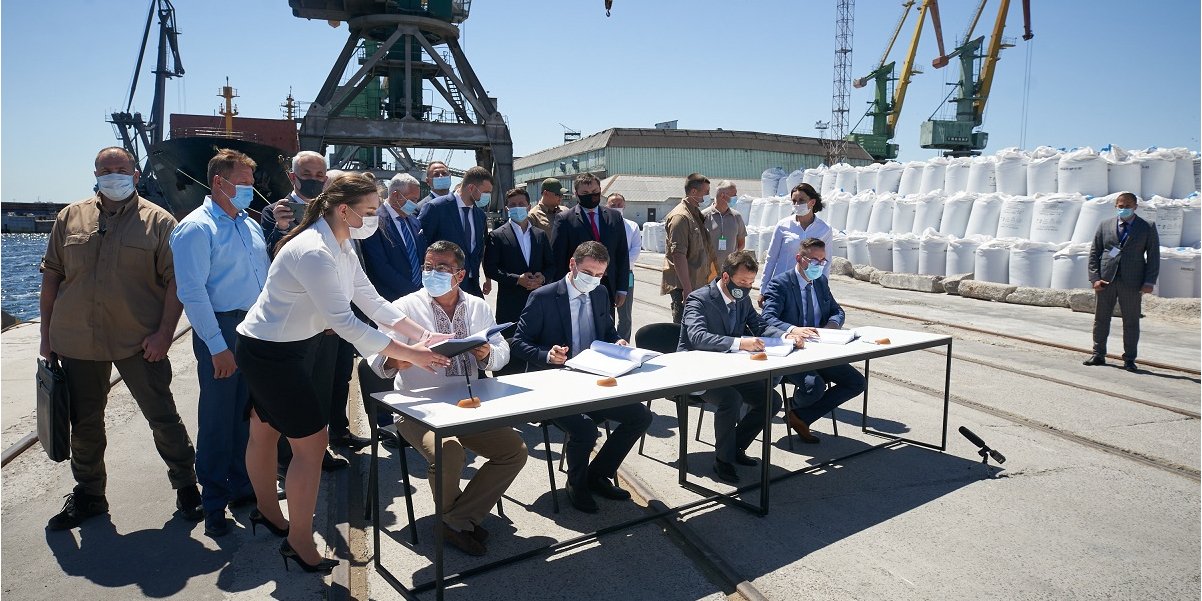 Подписание концессионного договора в Херсонском морпорту (Фото: Офис президента Украины)