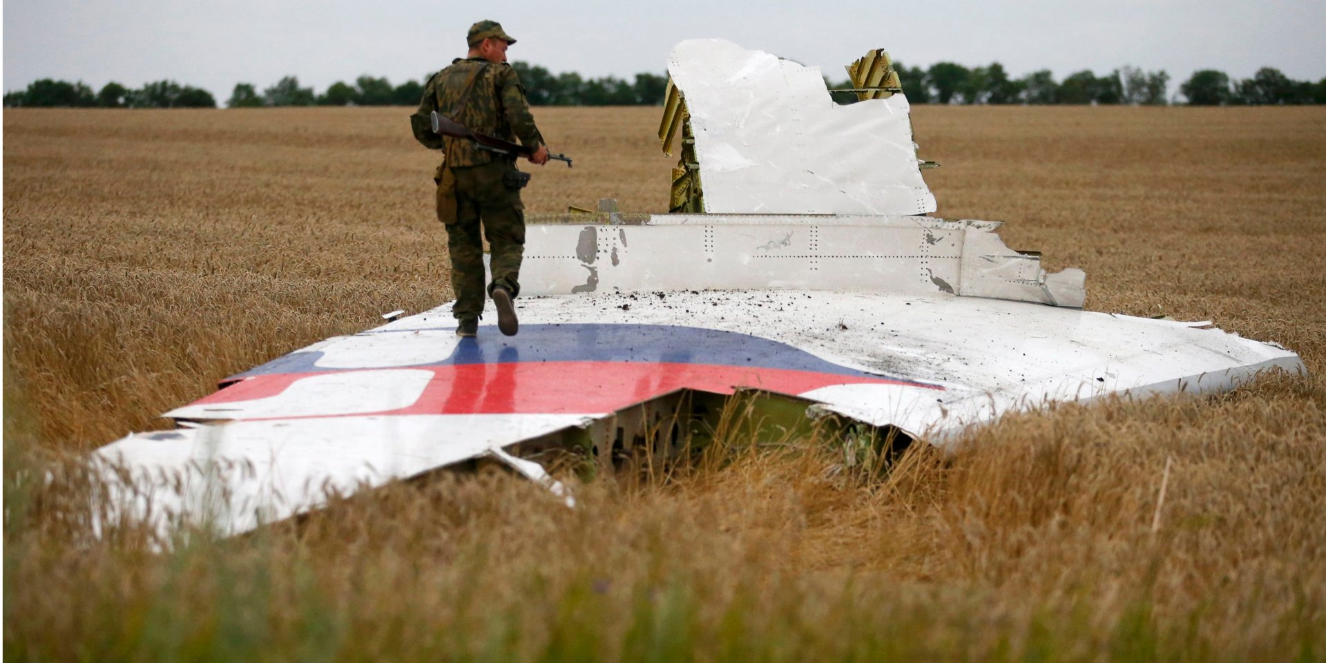 Один з уламків малазійського Боїнга після авіакатастрофи (Фото: REUTERS / Maxim Zmeyev)