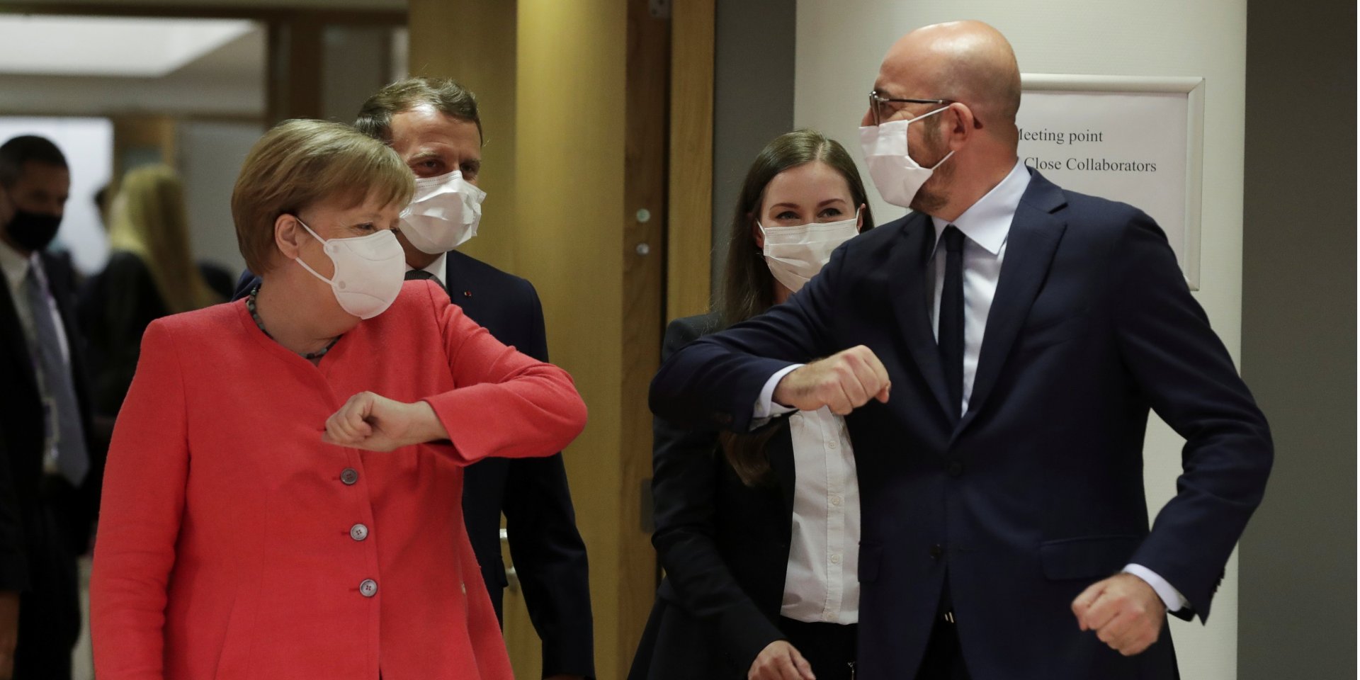 Канцлер Німеччини Ангела Меркель вітає без рукостискання голову Європейської Ради Шарля Мішеля (Фото: Stephanie Lecocq / Pool via REUTERS)