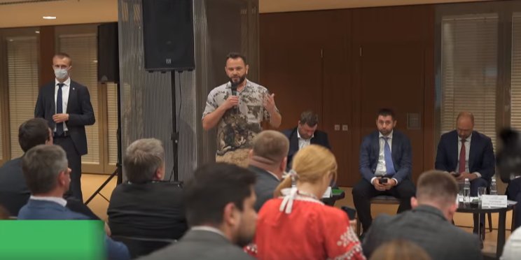 Олександр Дубінський виступає на внутрішньопартійних праймеріз (Фото: Скріншот відео Слуга народу via Facebook)
