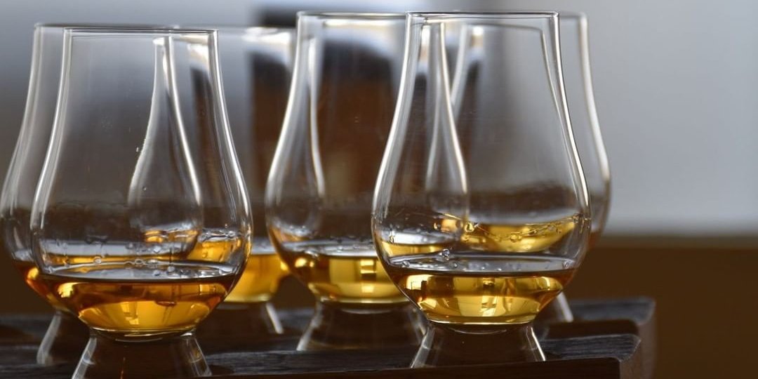 Как правильно пить виски — с водой, со льдом или в чистом виде? (Фото: Instagram.com/scotchwhiskyexp)
