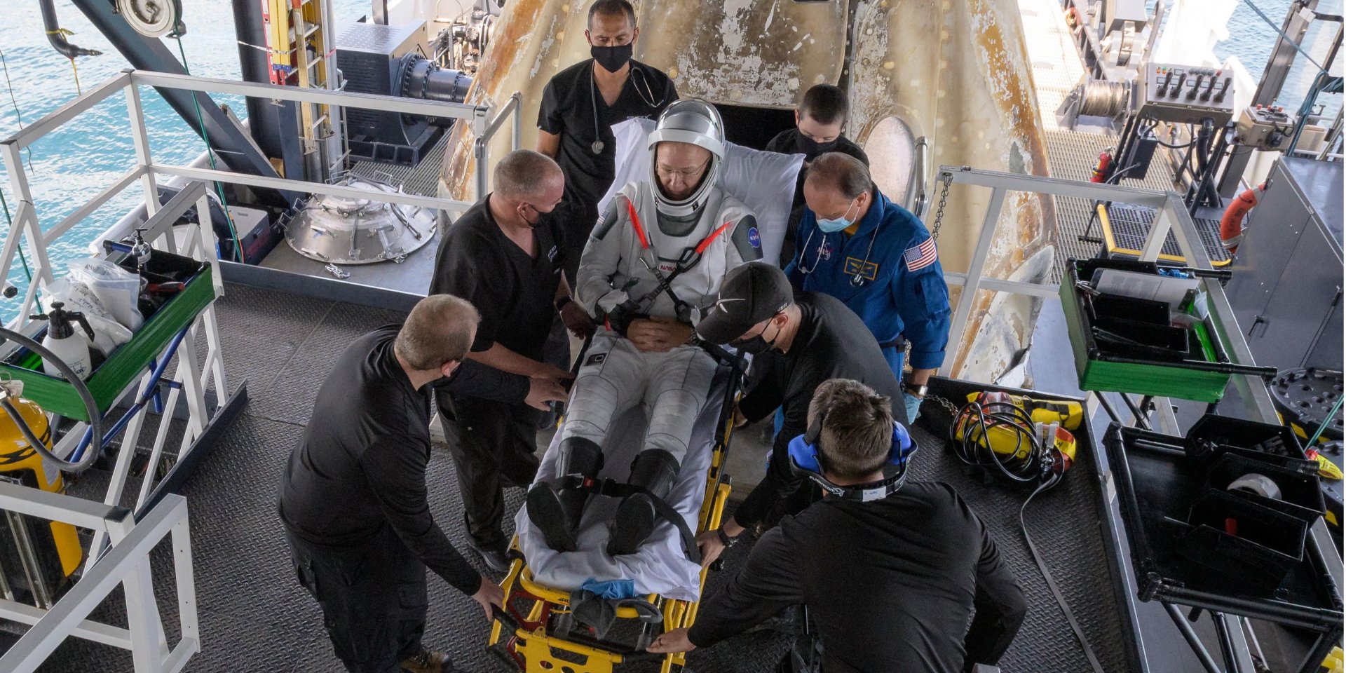 Дуглас Херли (в центре) покидает пилотируемый космический корабль Crew Dragon (Фото: Билл Ингаллс  /  NASA)