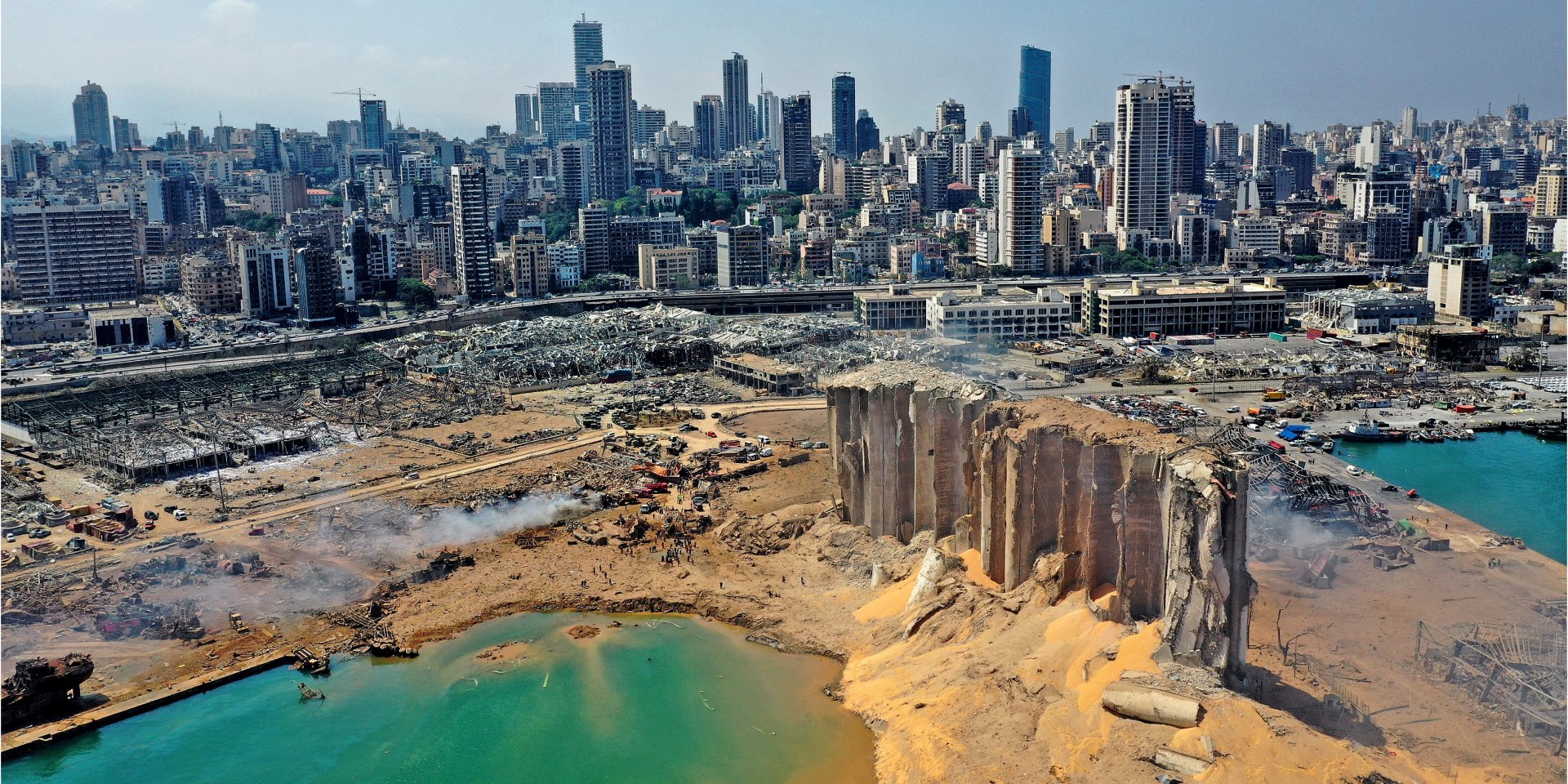 Так выглядит порт Бейрута после взрыва, на переднем плане — разрушенный элеватор в порту (Фото: AFP)