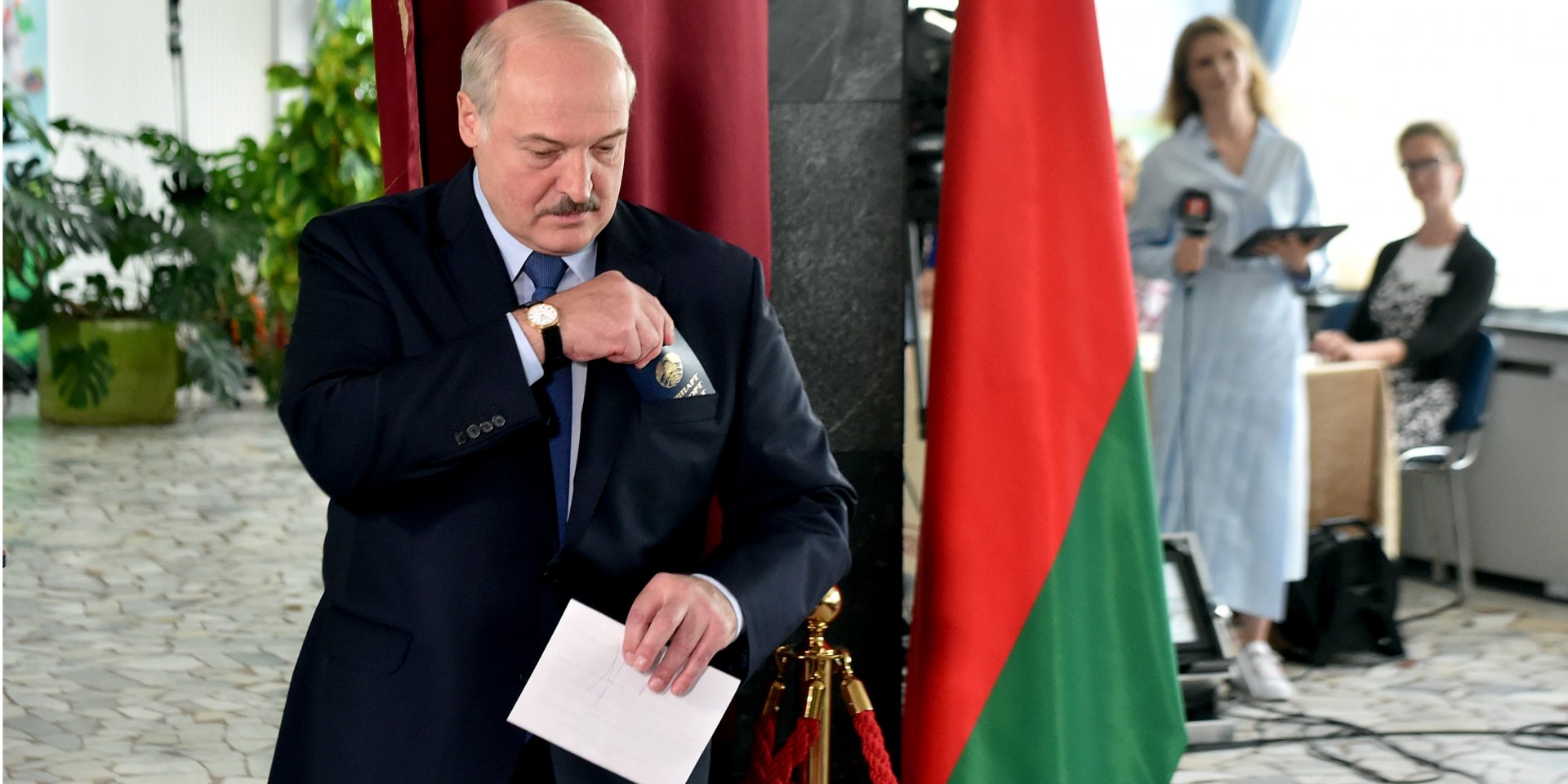 Александр Лукашенко на избирательном участке в Минске (Фото: Sergei Gapon/Pool via REUTERS)