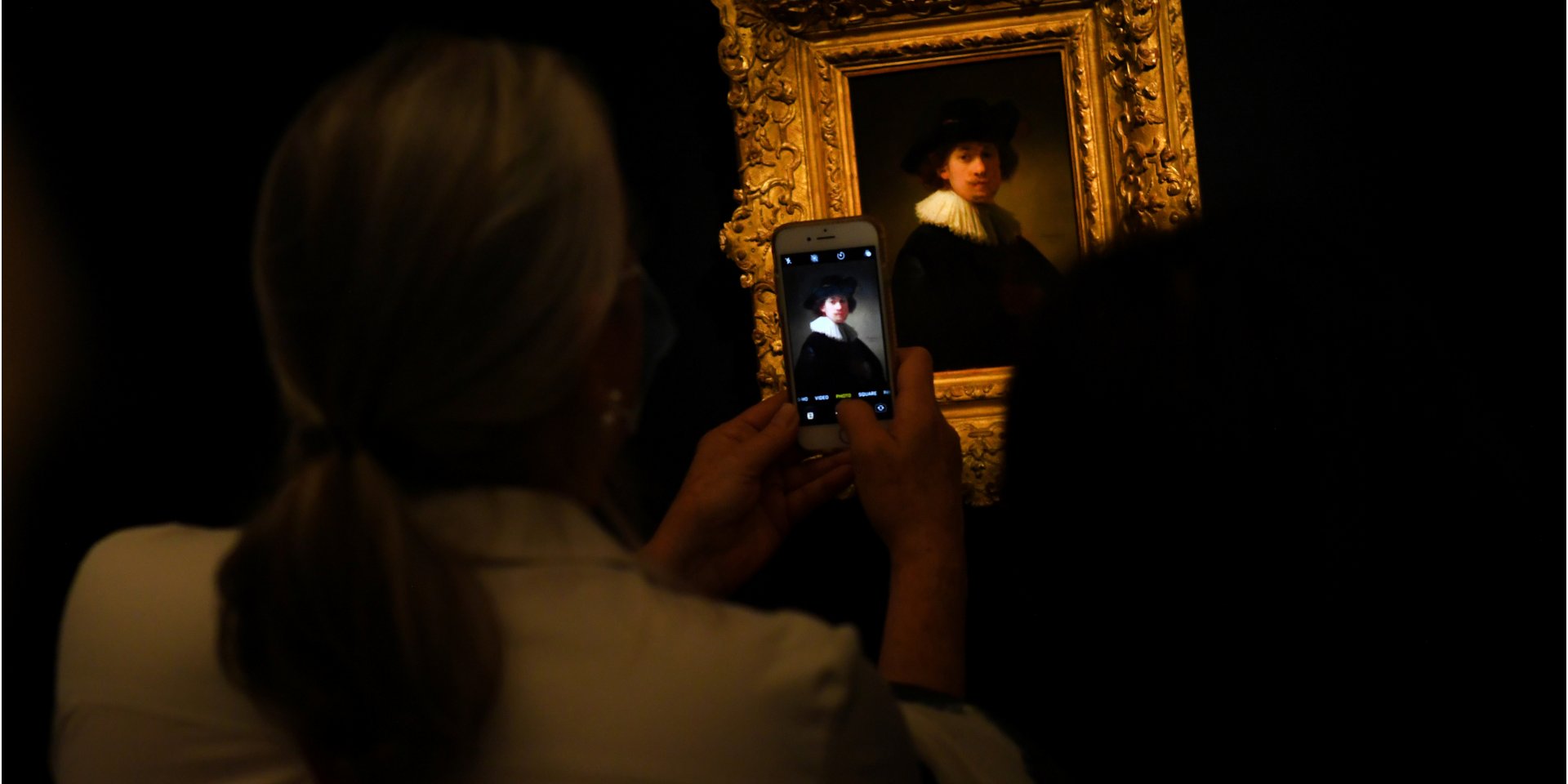 Відвідувачі фотографують картину під час передпоказу для ЗМІ в аукціонному домі Sotheby’s (Фото: REUTERS/Dylan Martinez)