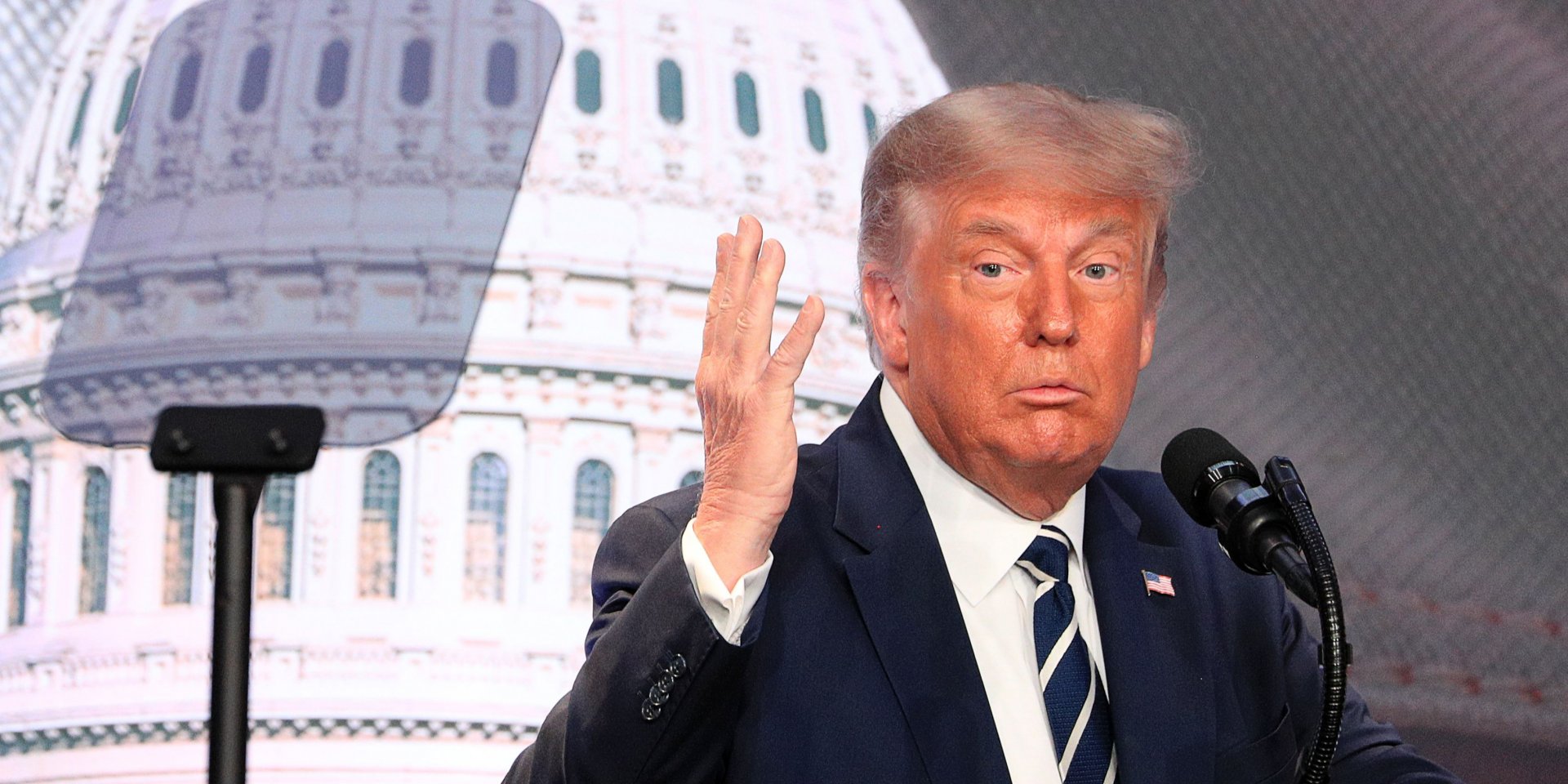 Дональд Трамп считает, что силовые структуры должны помочь провести голосование (Фото: REUTERS/Tom Brenner)