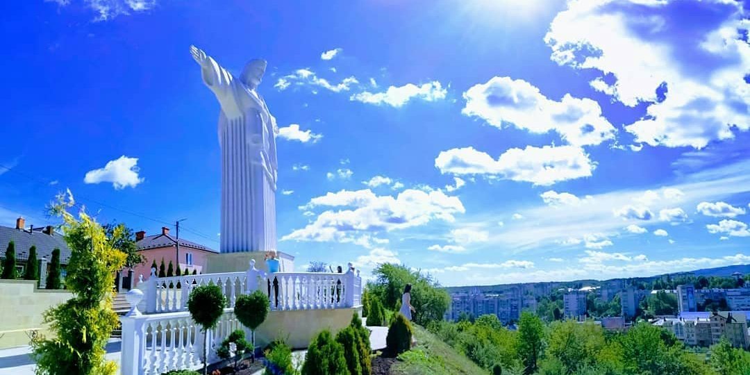 В 2018 году в Трускавце была установлена копия знаменитой бразильской статуи Христа-Спасителя (Фото: typical_t_t/instagram)