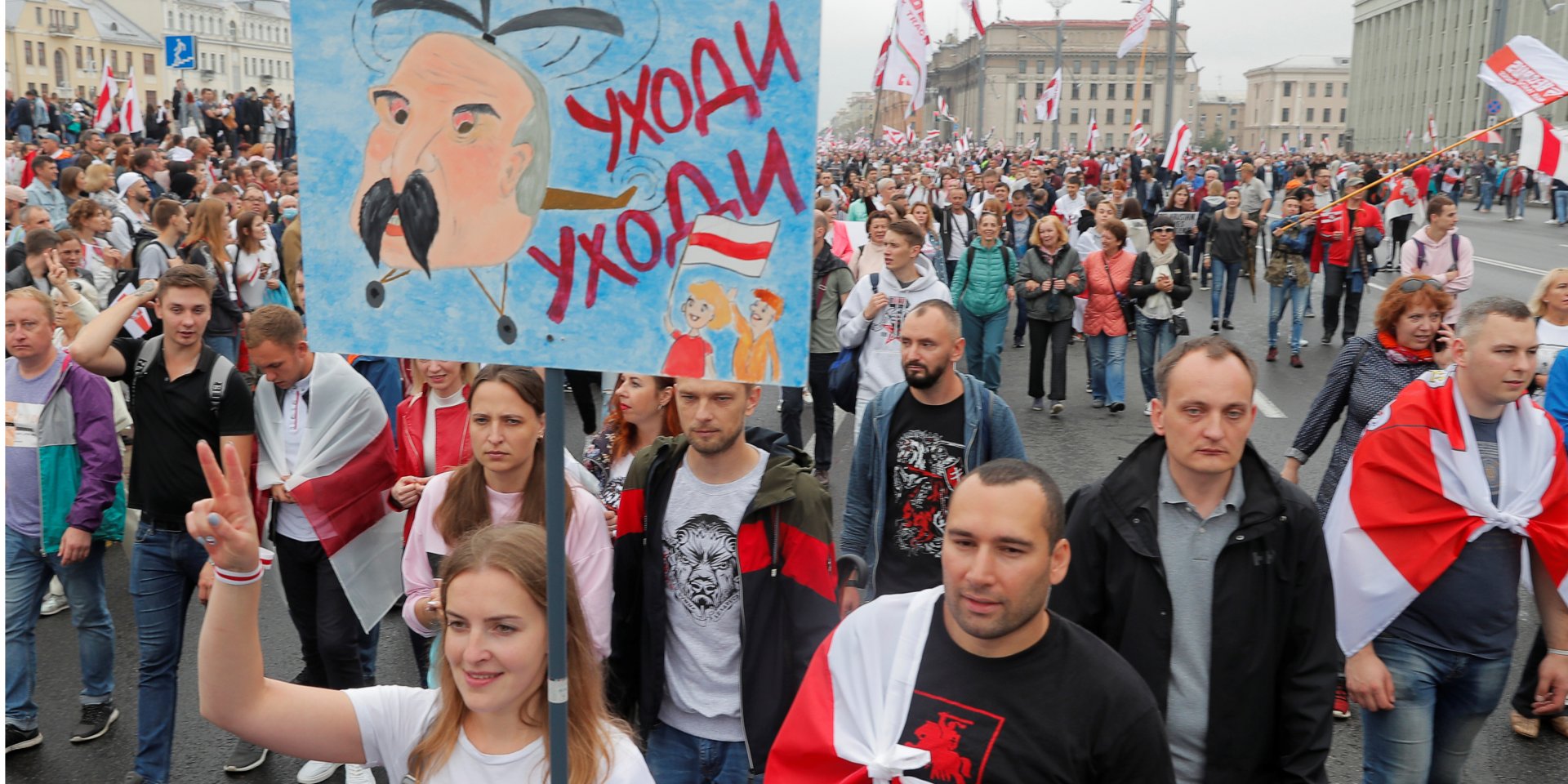 Протестувальники з плакатами проти Олександра Лукашенка на акції в Мінську (Фото: REUTERS/Vasily Fedosenko)