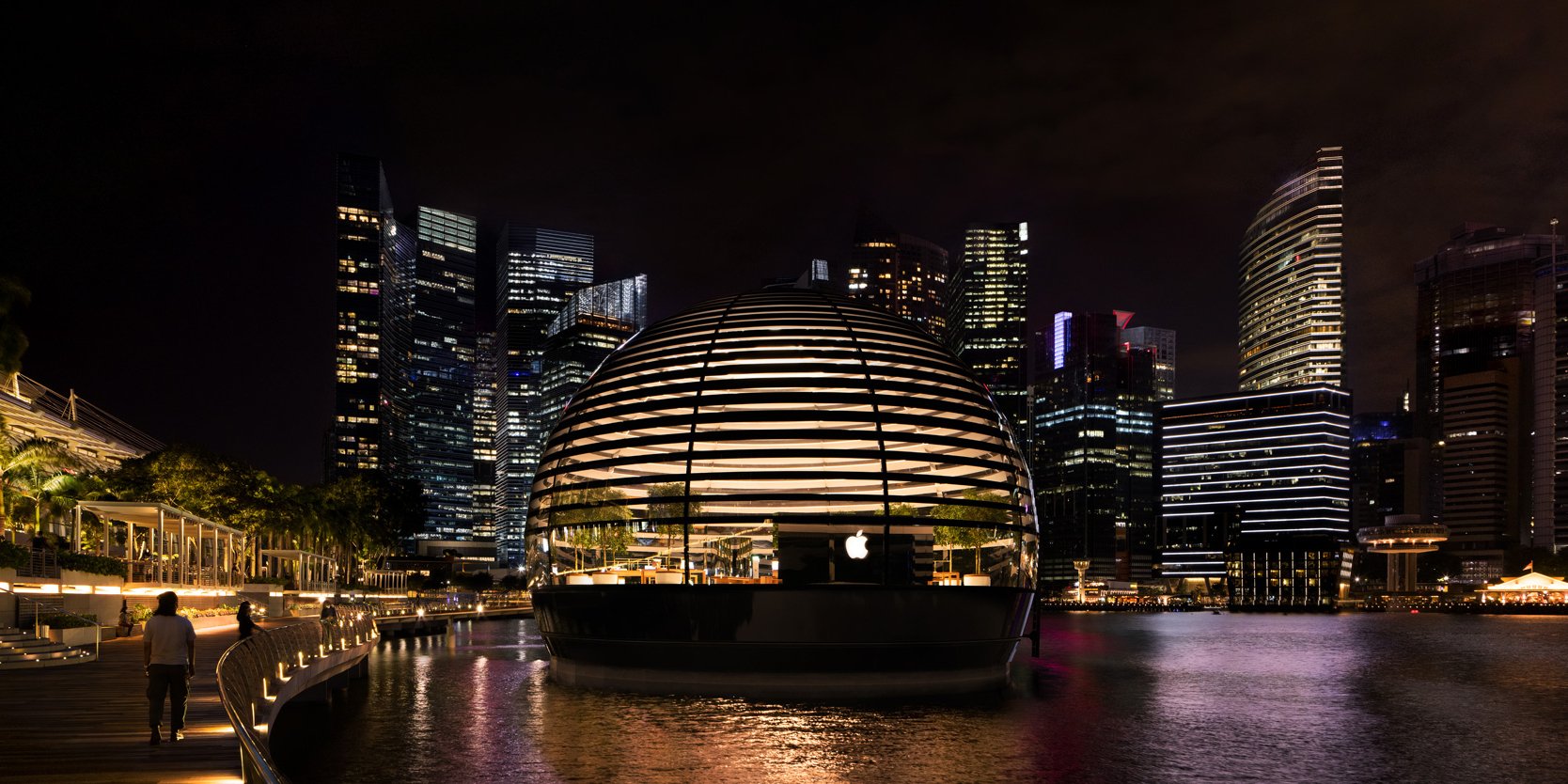 Apple Marina Bay Sands — уникальная постройка в виде плавучей сферы (Фото: apple.com)