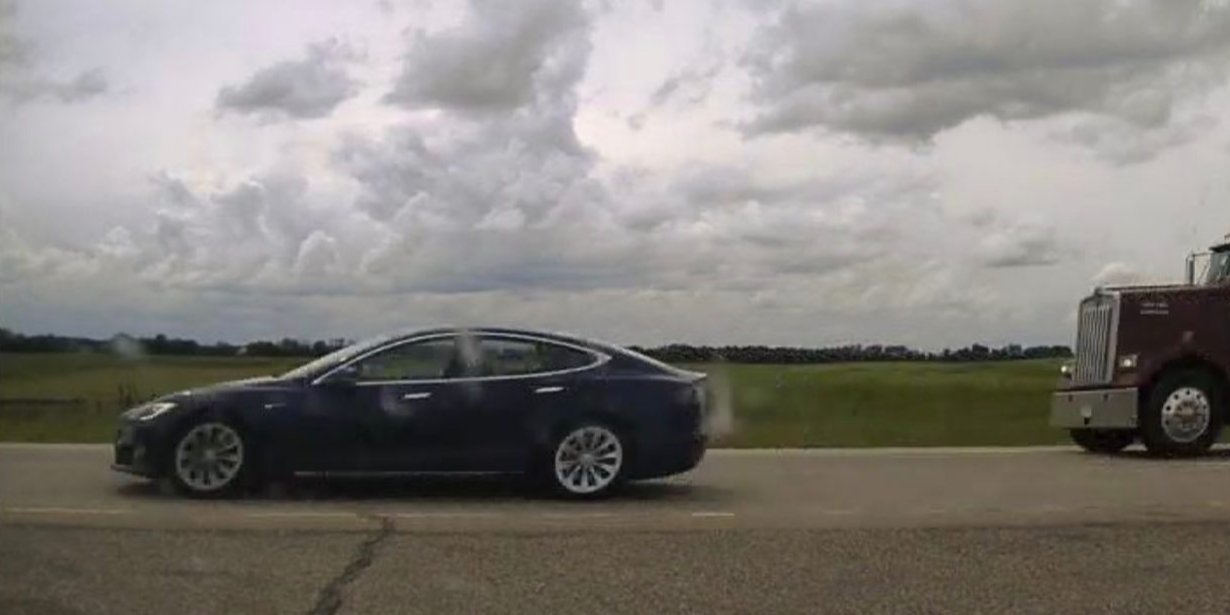 Tesla без водителя за рулем (Фото: @RCMPAlberta)