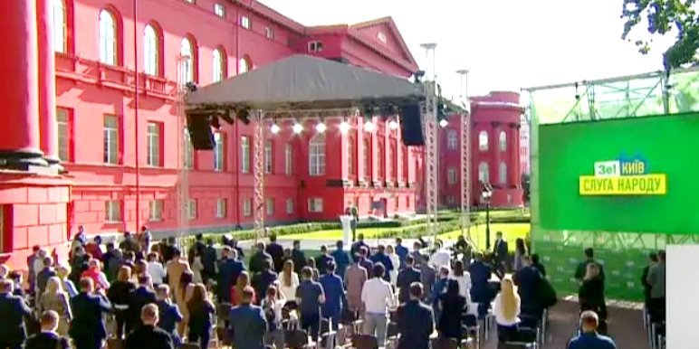 У Слузі народу стверджують, що ні виборчого, ні освітнього законодавства не порушували (Фото: Скріншот відео Слуги народу)