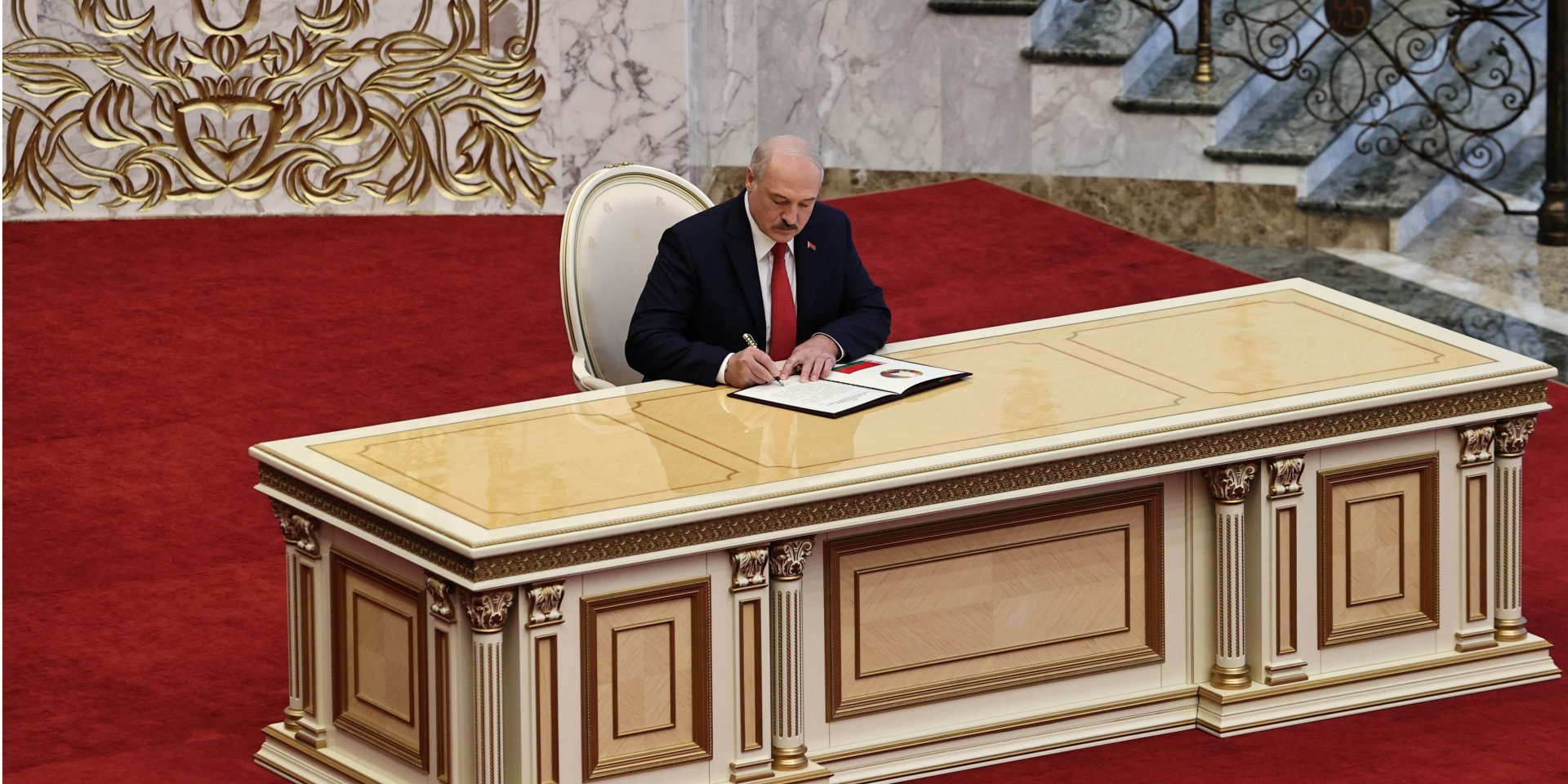 Лукашенко на таємній церемонії своєї інавгурації у Палаці незалежності в Мінську (Фото: 23 Вересня / БелТА via REUTERS)