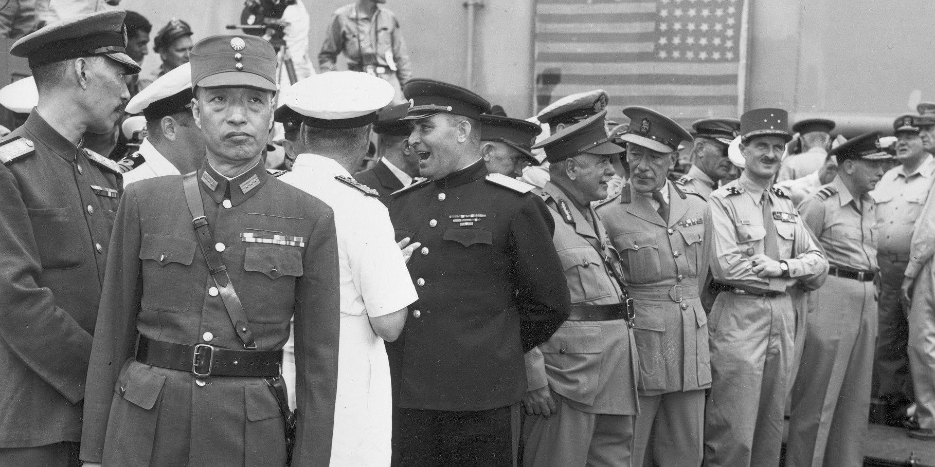 Подписание Акта о капитуляции Японии, 2 сентября 1945 года. В центре генерал-лейтенант Кузьма Деревянко (Фото: AP)