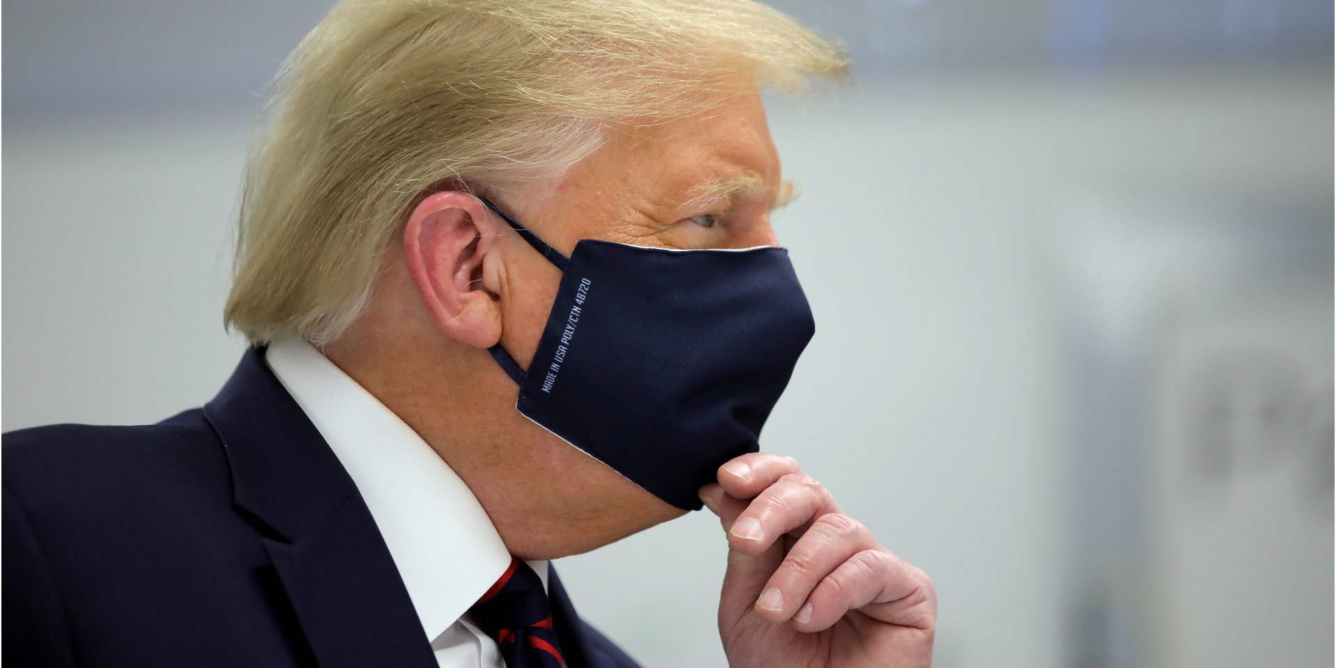 Трамп почав публічно носити захисну маску лише в липні 2020 року (Фото: REUTERS/Carlos Barria)