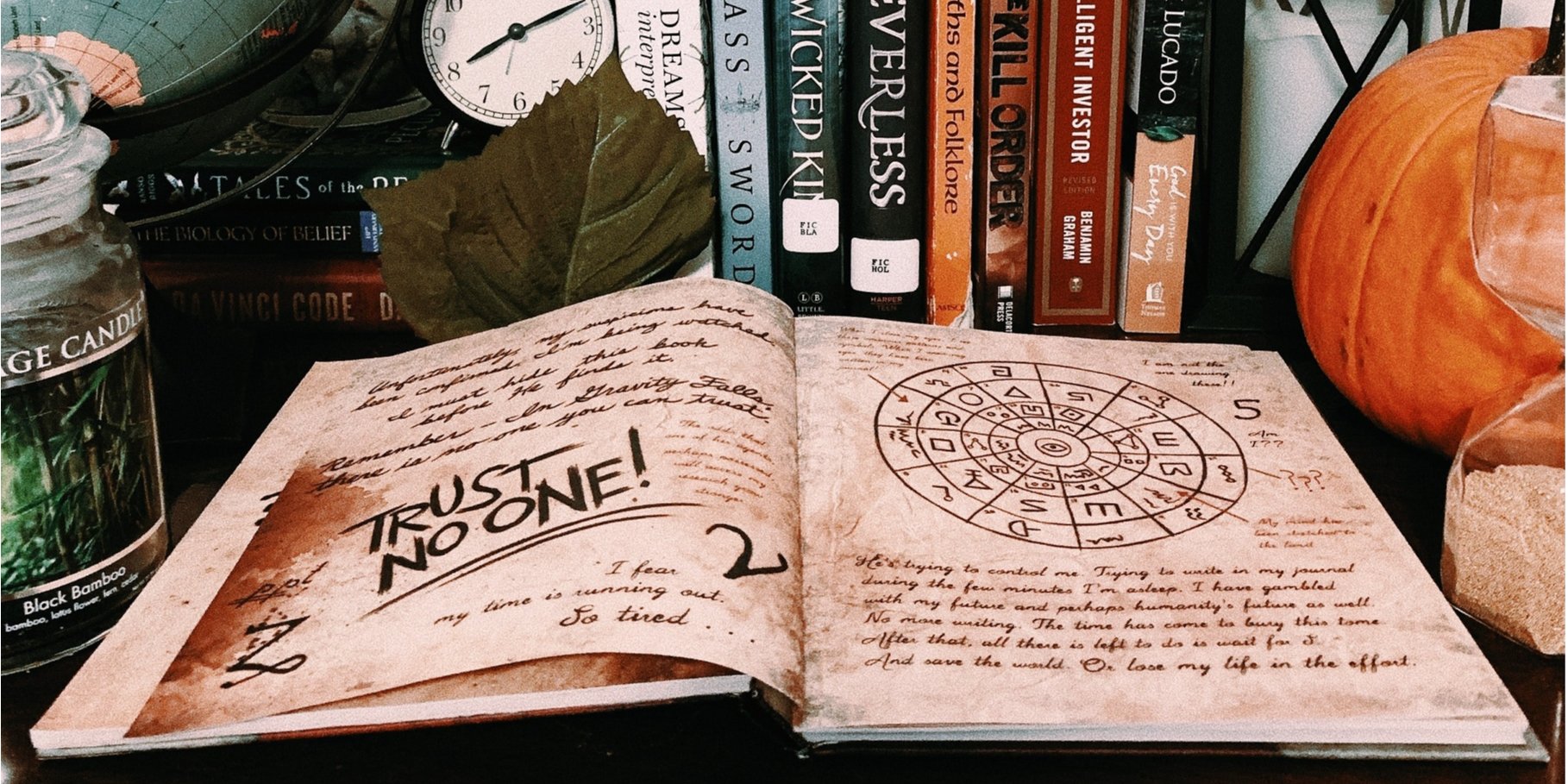Книга може стати відмінним подарунком на Гелловін (Фото: lismar08 / unsplash.com)