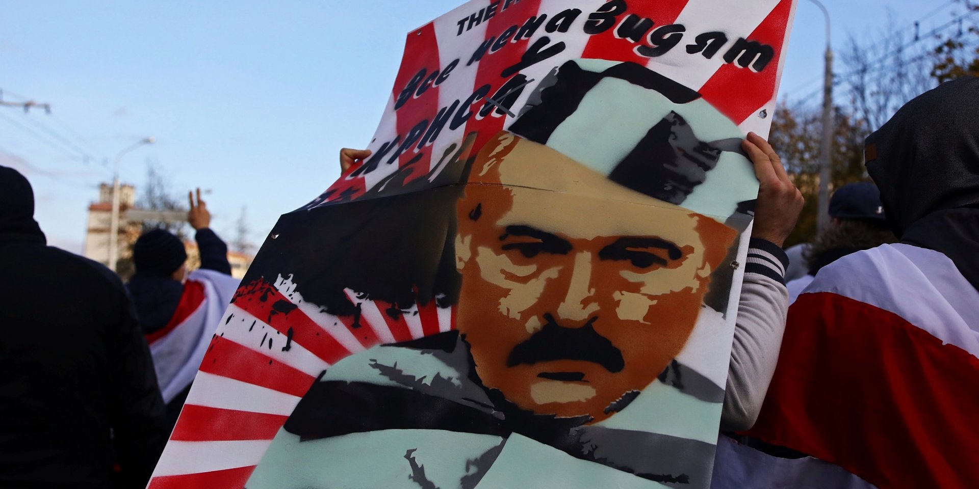 Плакат протестующих с Лукашенко в тюремной робе (Фото: REUTERS / Stringer)