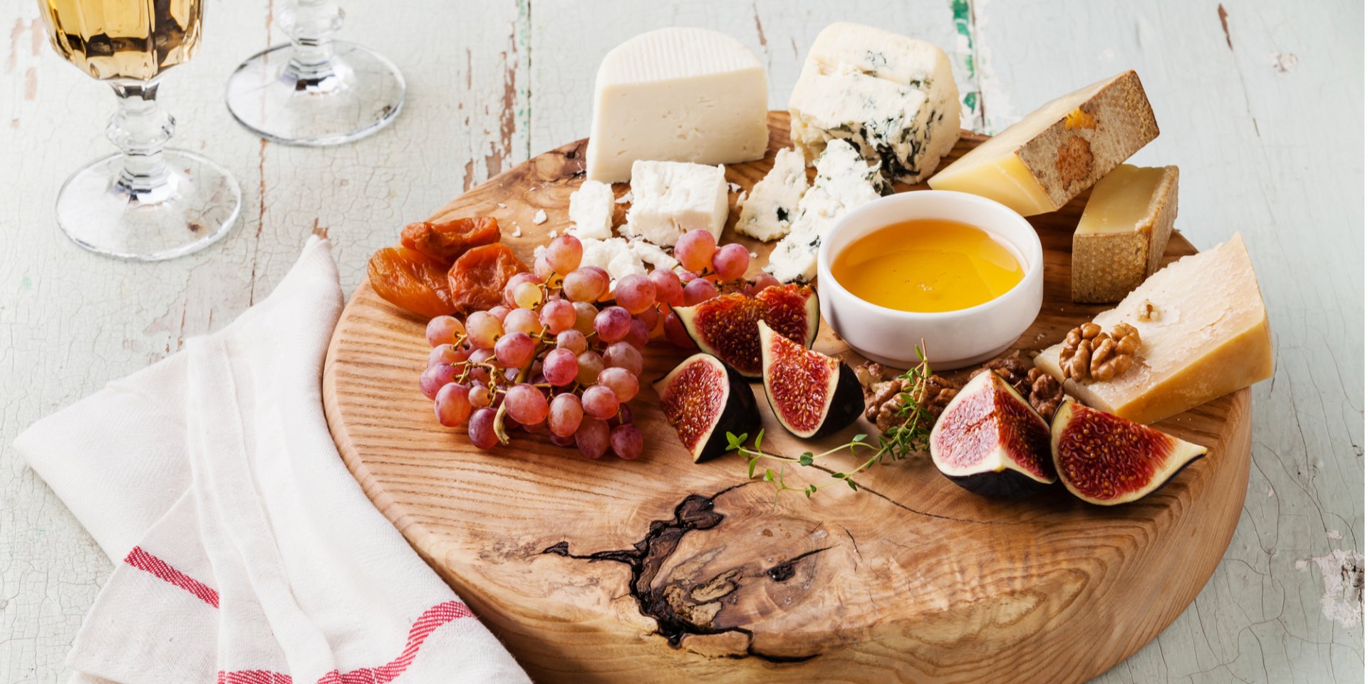 Сыр — вполне самодостаточный продукт, но его добавление сделает многие блюда неповторимыми (Фото: lisovskaya/depositphotos)