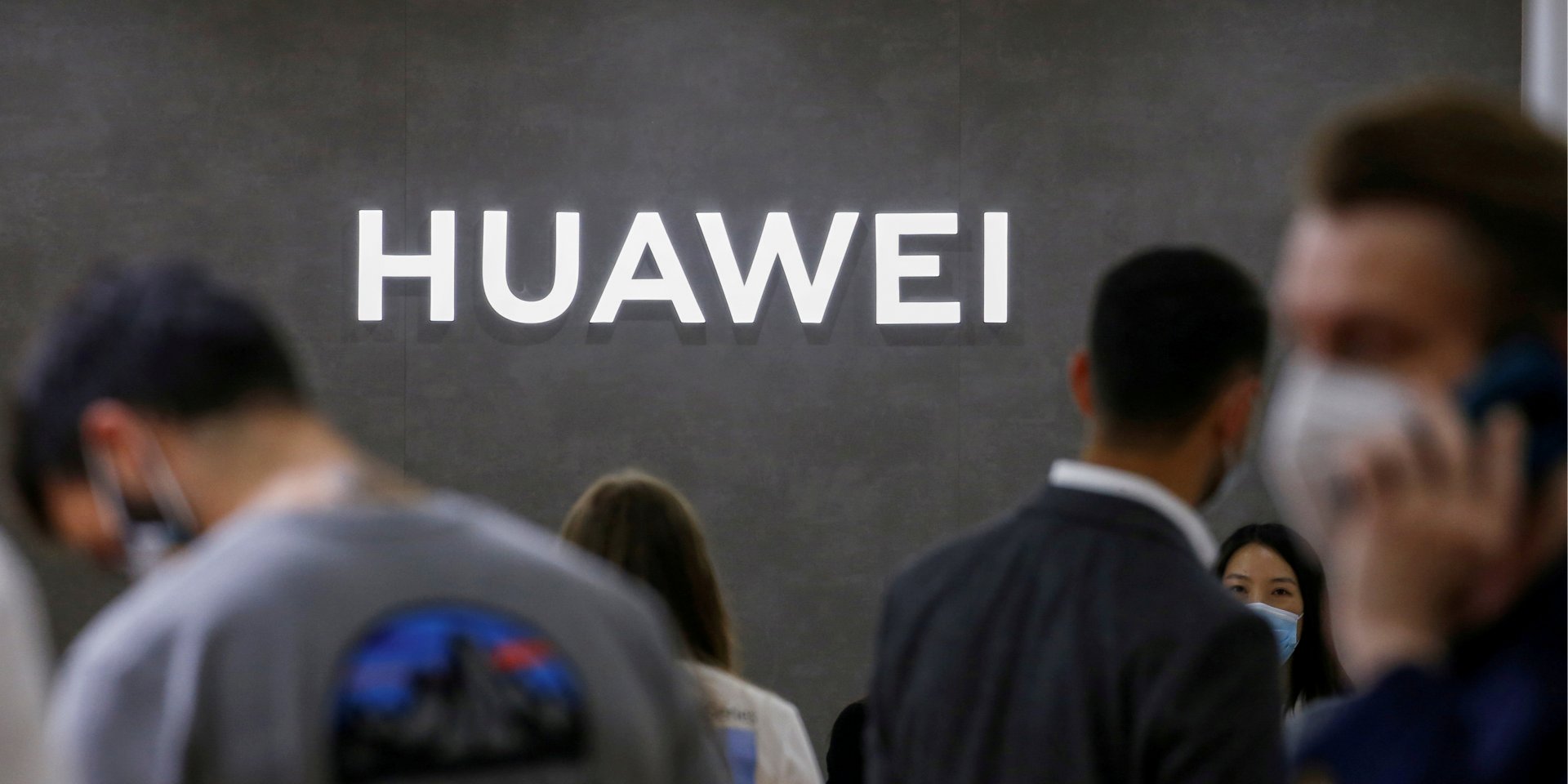 Huawei построит в шанхае завод по производству чипов для станций 5G (Фото: MICHELE TANTUSSI / Reuters)