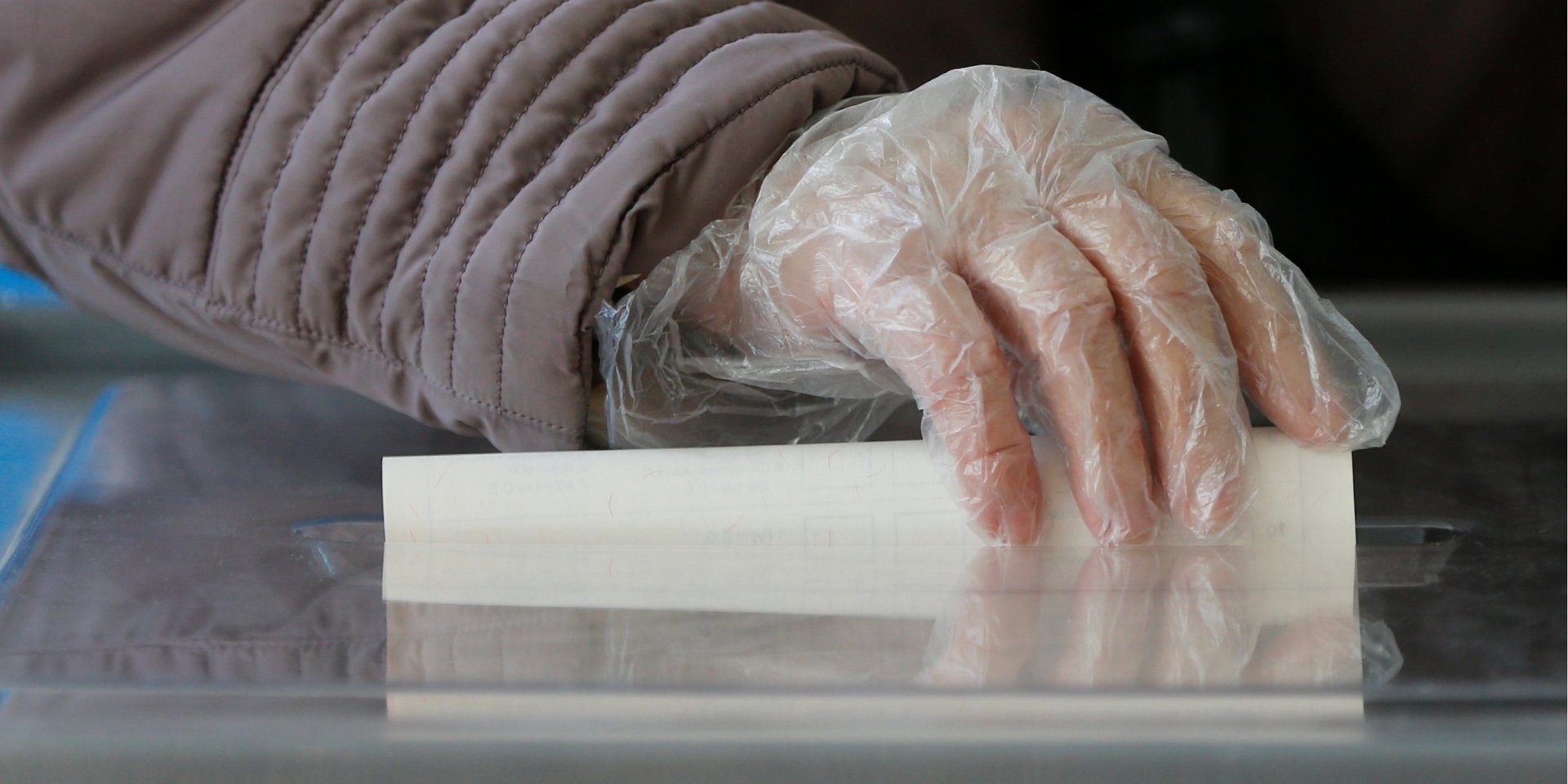 22 листопада в 11 містах України відбувся другий тур місцевих виборів (Фото: REUTERS/Valentyn Ogirenko)