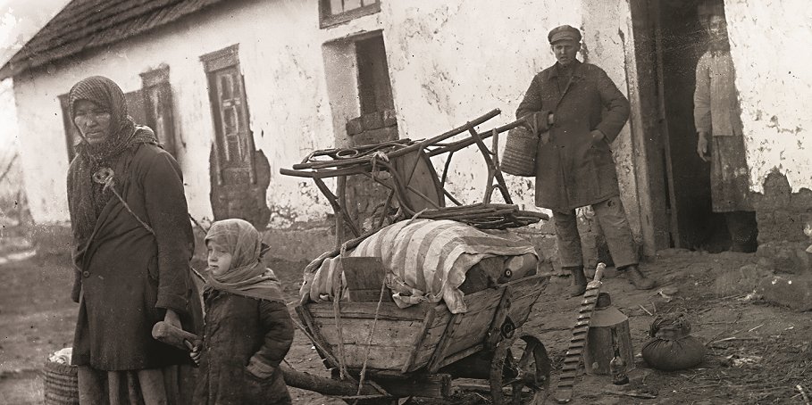 Селянську сім'ю, визнану куркульською, виселяють з їхньої оселі за відмову вступити в колгосп. Початок 1930-х (Фото: Марк Залізняк, ЦДКФФА України ім. Г. С. Пшеничного.)