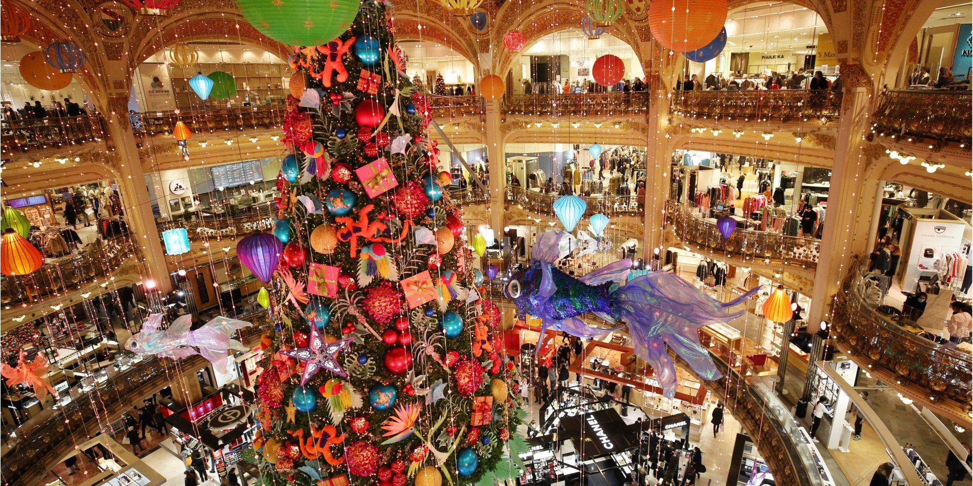 Неистребимый дух Рождества в Galeries Lafayette (Фото: Gao Jing / EASTNEWS)