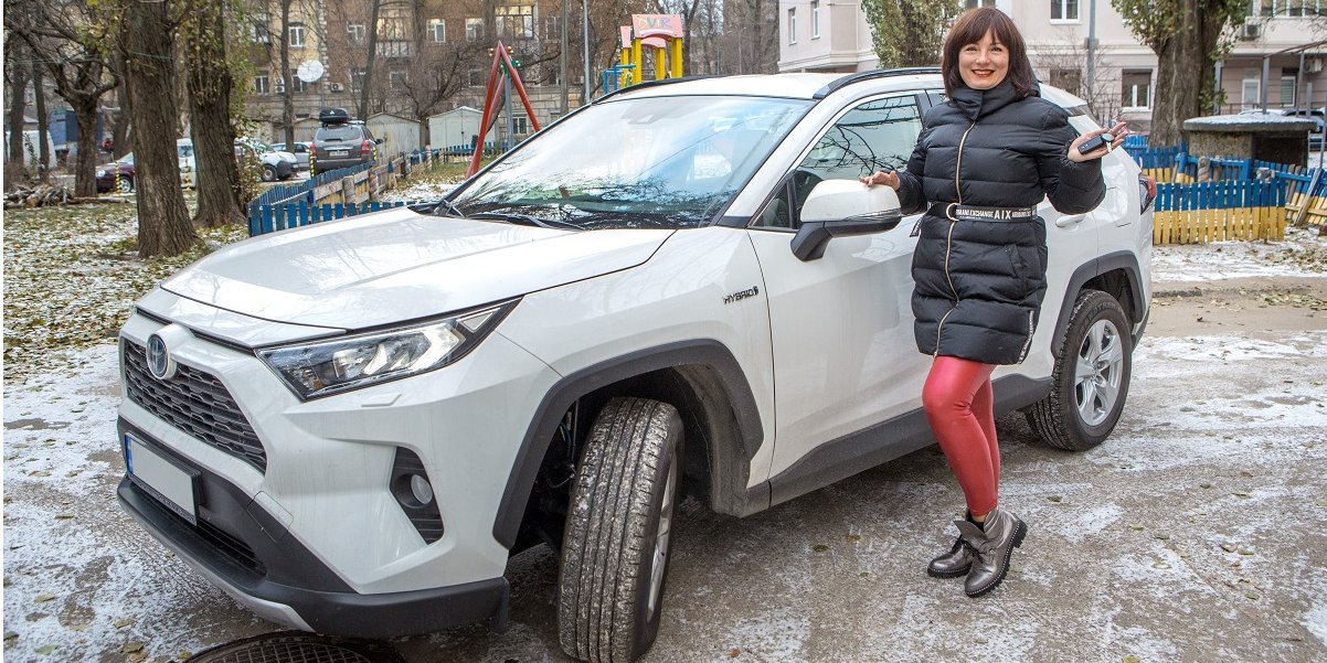 Наталія Драб, столична викладачка іноземних мов, придбала гібридну Toyota RAV4 через її економічність (Фото: Наталя Кравчук / НВ)