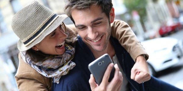 Смартфон може бути недорогим, але якісним (Фото: Goodluz / Depositphotos)