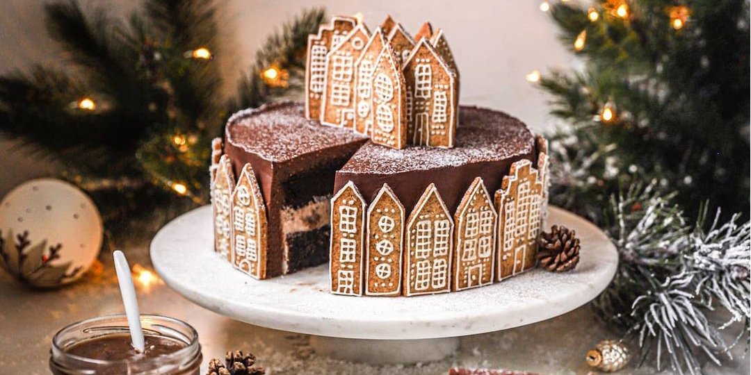 Новогодние торты можно украшать пряниками или веточками елки (Фото: hinalys / instagram.com)