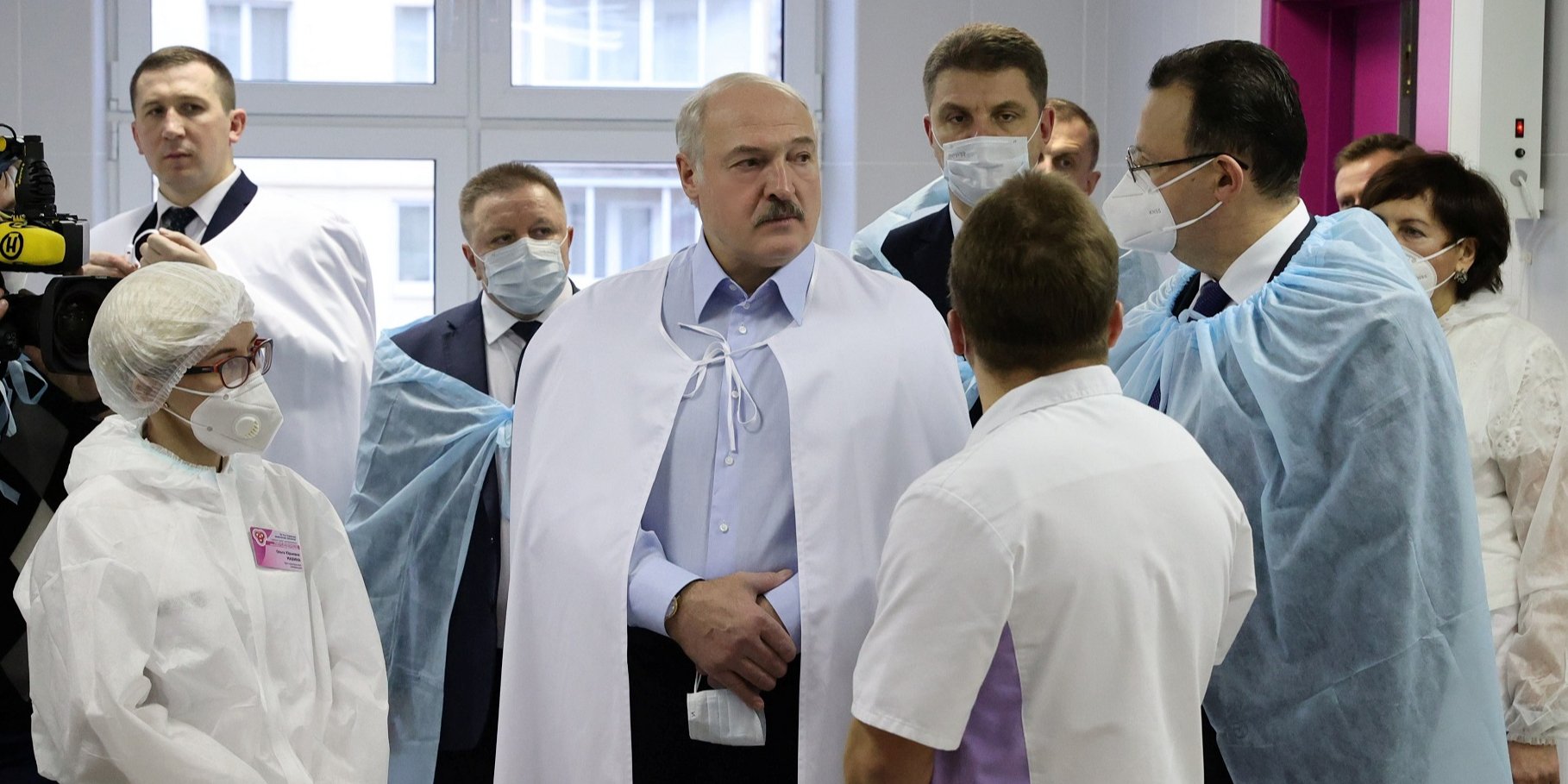 Белорусский диктатор Лукашенко советовал «лечиться» водкой, сауной, работой на тракторе и «козочками» (Фото: Maxim Guchek / BelTA / Handout via REUTERS)