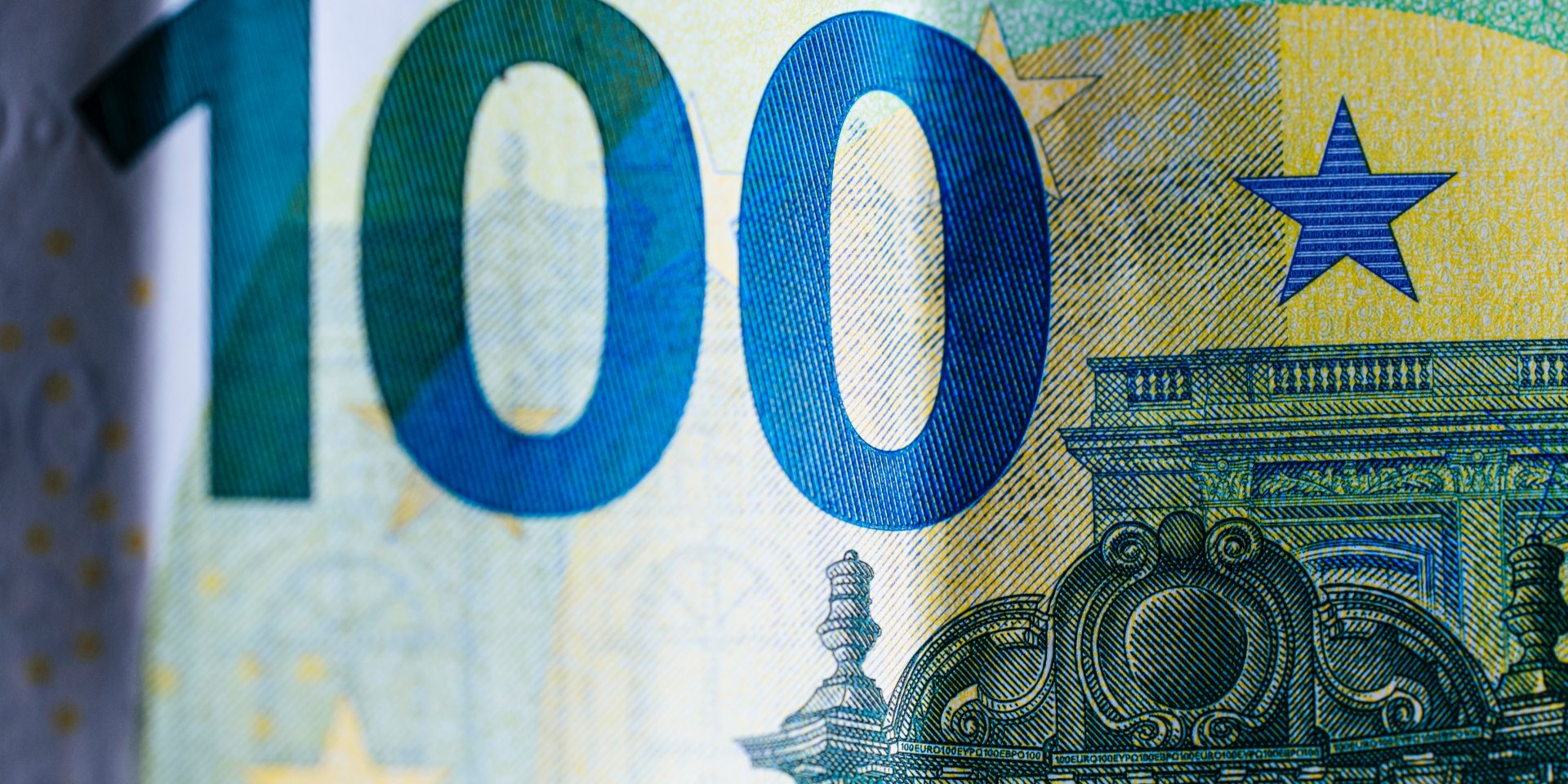 Увеличенное изображение банкноты в 100 евро. Антикризисный фонд ЕС составляет € 750 млрд (Фото: Markus Spiske via Unsplash)