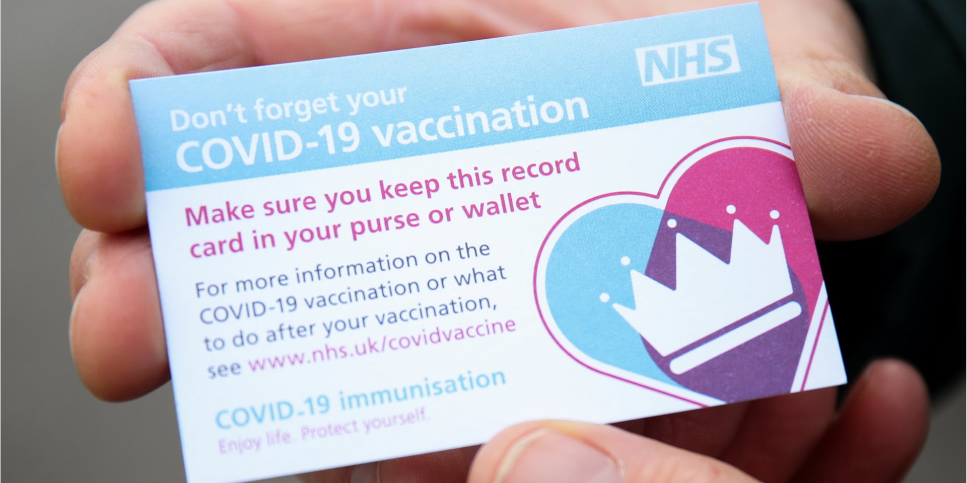 В Великобритании вакцинированным от коронавируса выдают специальные удостоверения (Фото: REUTERS / Molly Darlington)