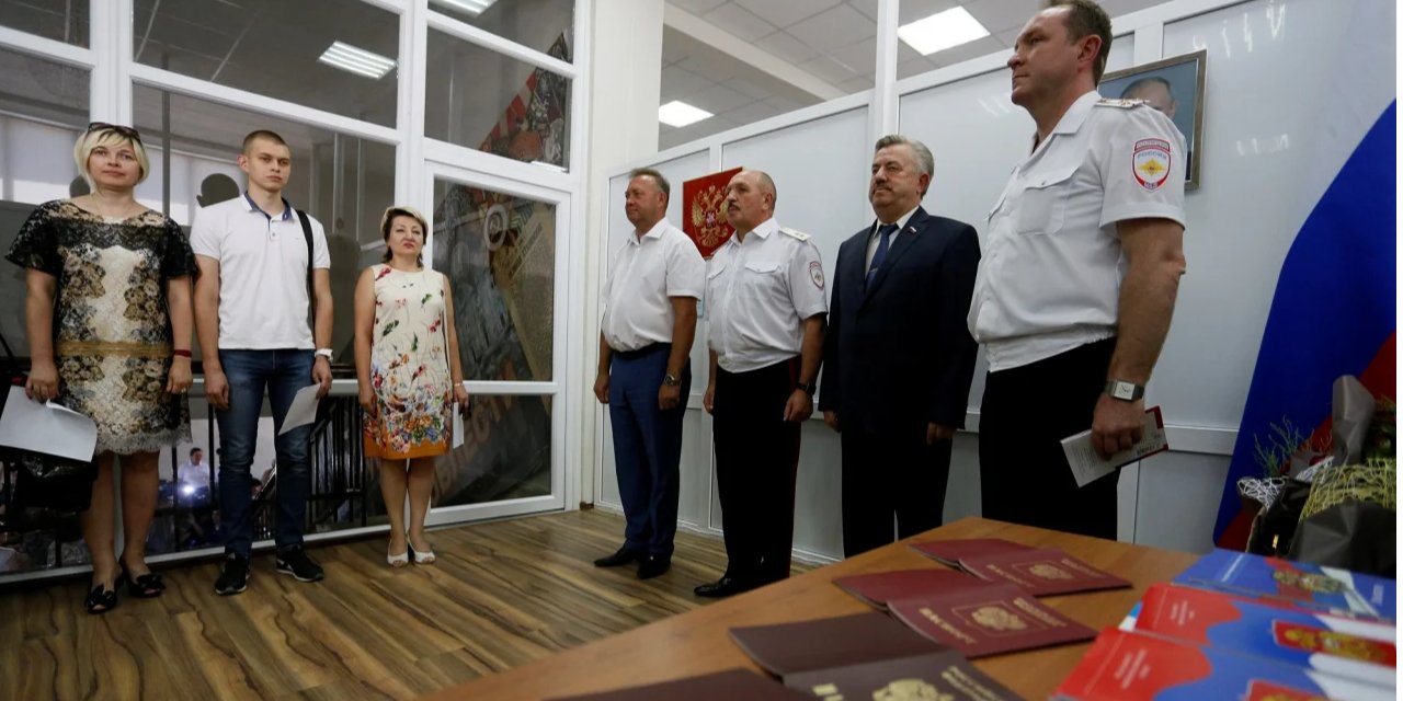 Один з центрів видачі паспортів РФ на Донбасі (Фото: REUTERS / Alexander Ermochenko)