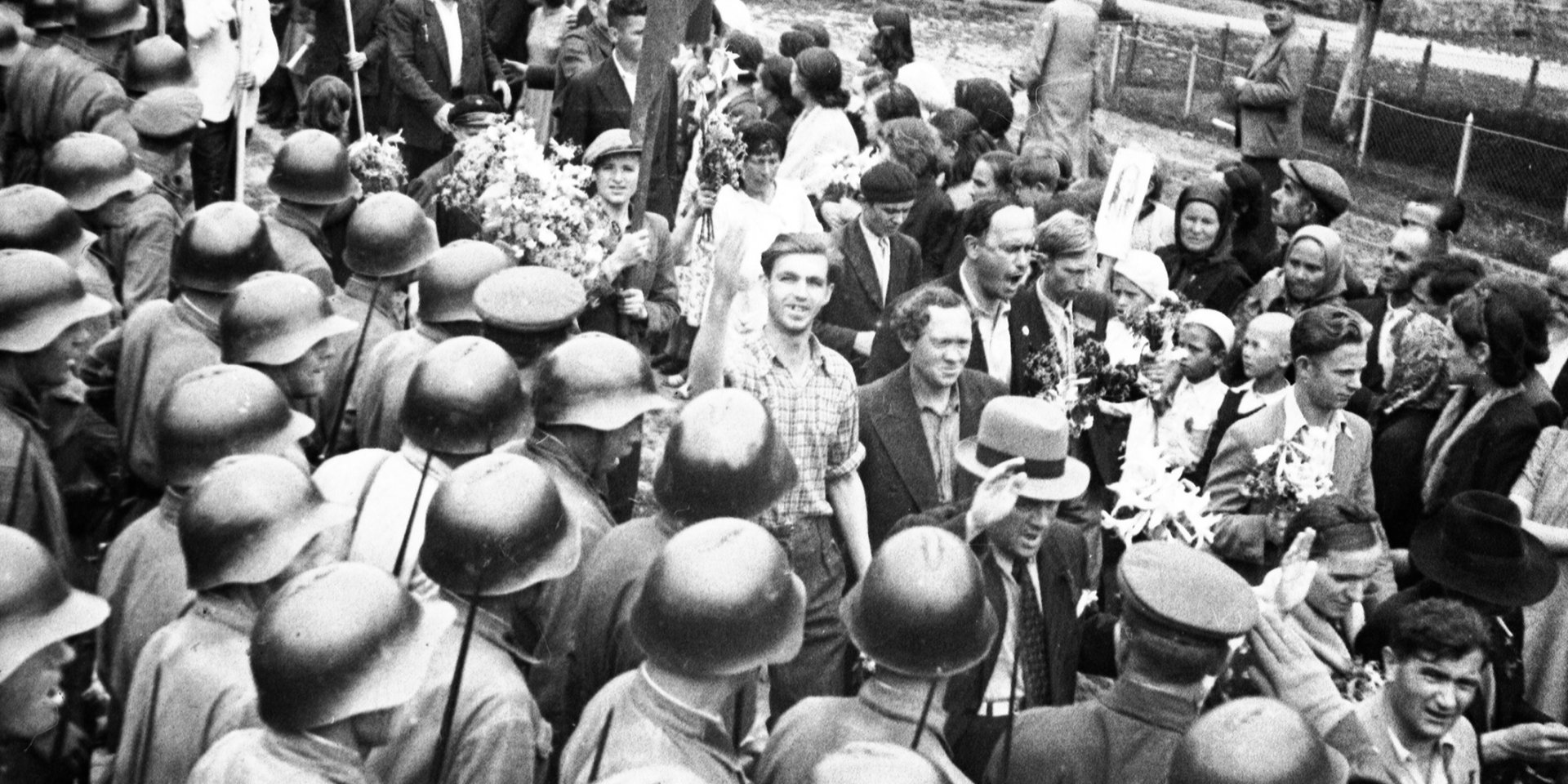ЛЕВЫЙ МАРШ: Жители Кишинева встречают войска Красной армии, 4 июля 1940 года (Фото: ЦКФФА им. Пшеничного)