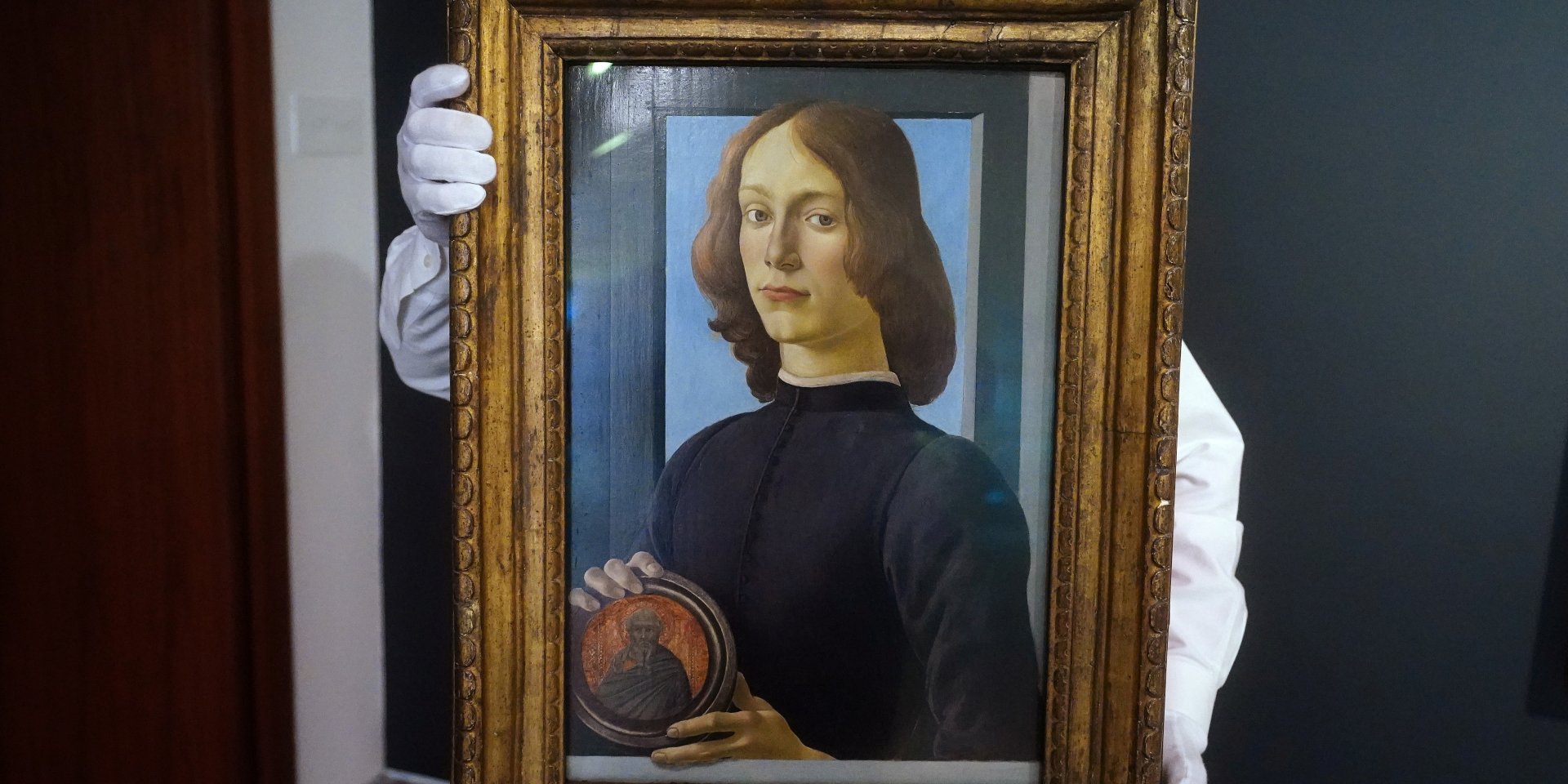 Портрет молодого чоловіка людини з медальйоном написаний близько 1480 року (Фото: REUTERS / Carlo Allegri)