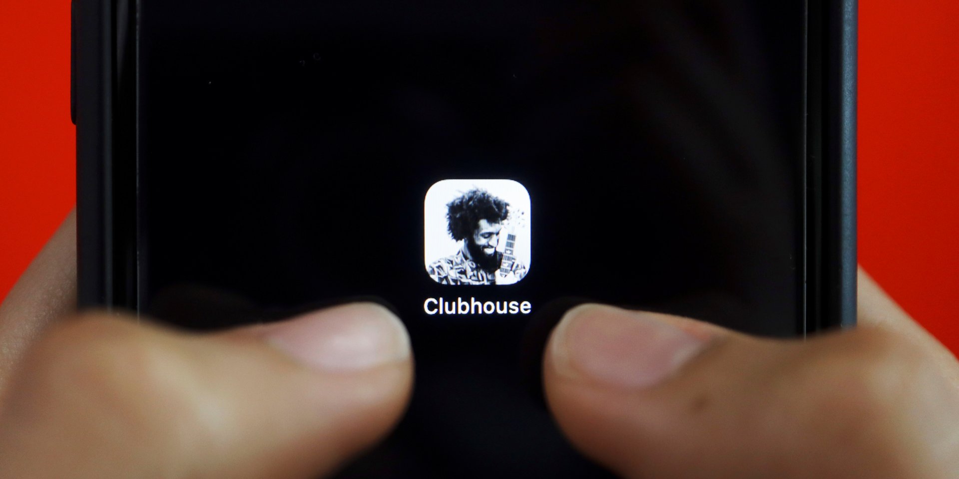 Clubhouse предлагает своим пользователям живое общение (Фото: REUTERS / Florence Lo / Illustration)