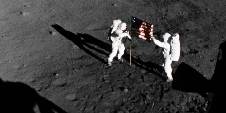 Нил Армстронг (слева) и Эдвин Олдрин устанавливают на Луне флаг США, 1969 (Фото: NASA)