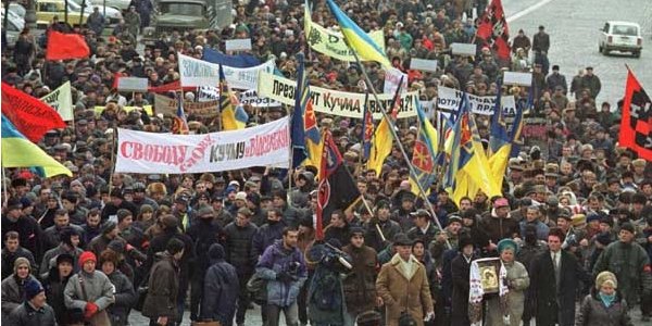 Шествие участников акции Украина без Кучмы по улицам Киева (Фото: Володимир Чемерис / Facebook)