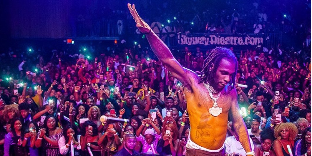 Нигерийский певец и автор песен Burna Boy, пятый альбом которого занял первое место в чартах десятков стран (Фото: Burna Boy via Facebook)