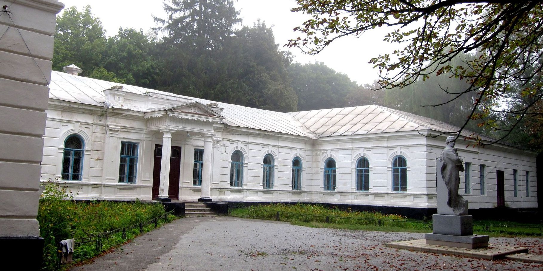 Усадьба Лизогубов и памятник Тарасу Шевченко в поселке Седнев (Фото: @nv.ua)